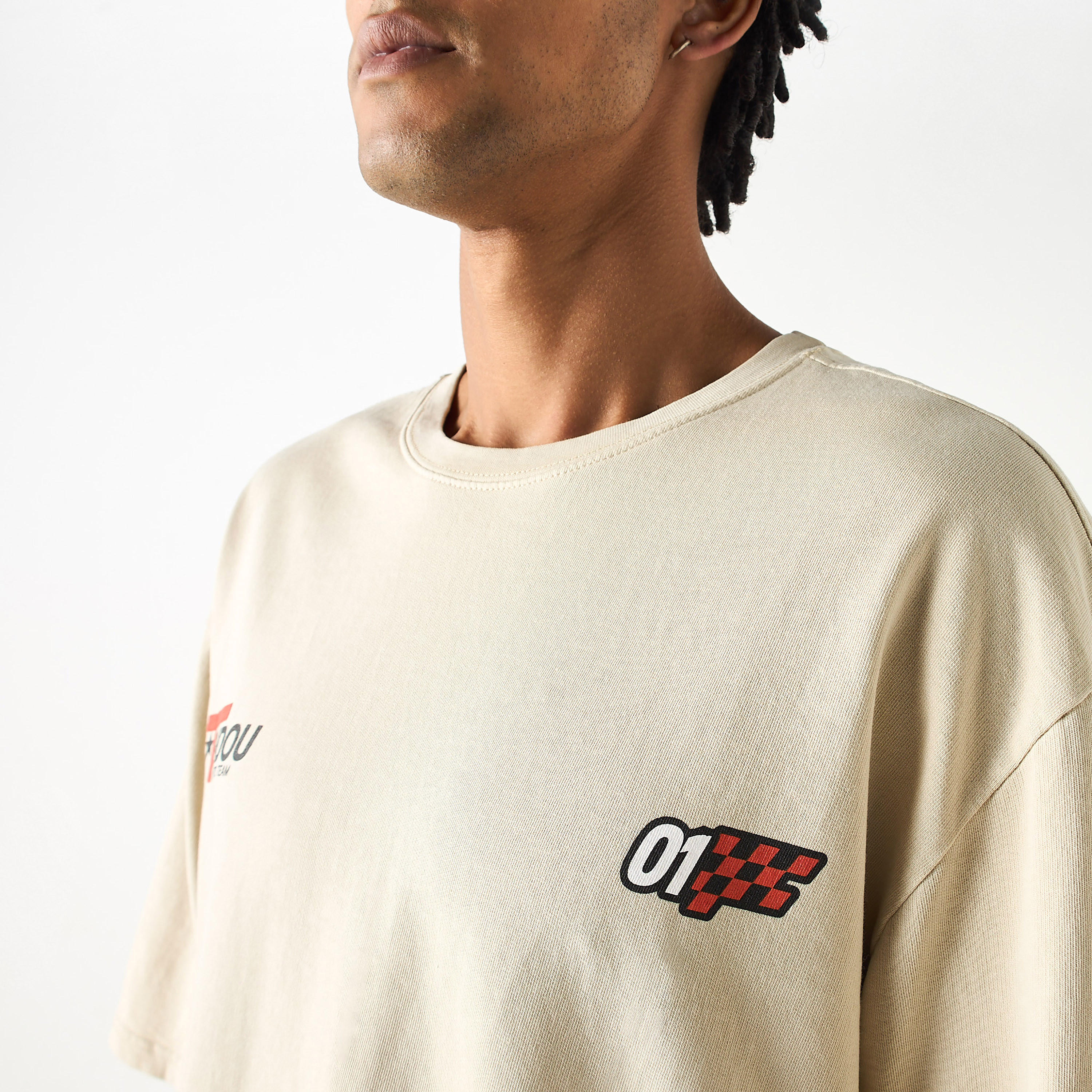 تيشيرت بِياقة ضيقة وأكمام قصيرة وطبعات-men-clothing-tshirtsandpolos-tshirts-image-4