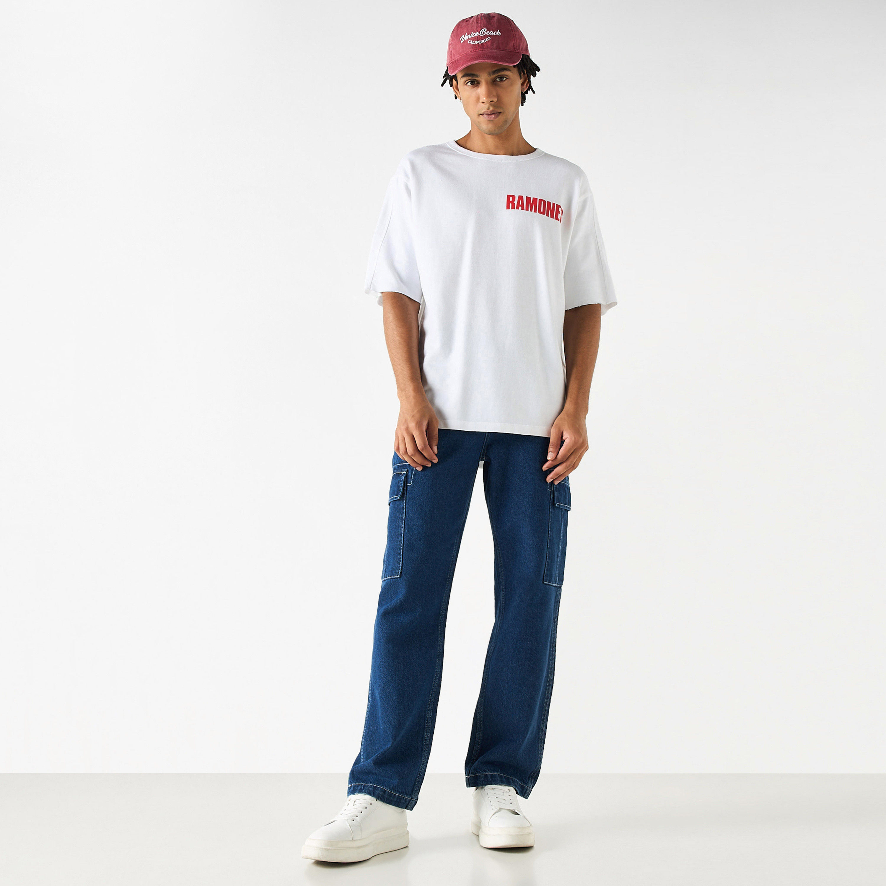 تيشيرت بِياقة ضيقة وأكمام قصيرة وطبعات رامونيس-men-clothing-tshirtsandpolos-tshirts-image-2
