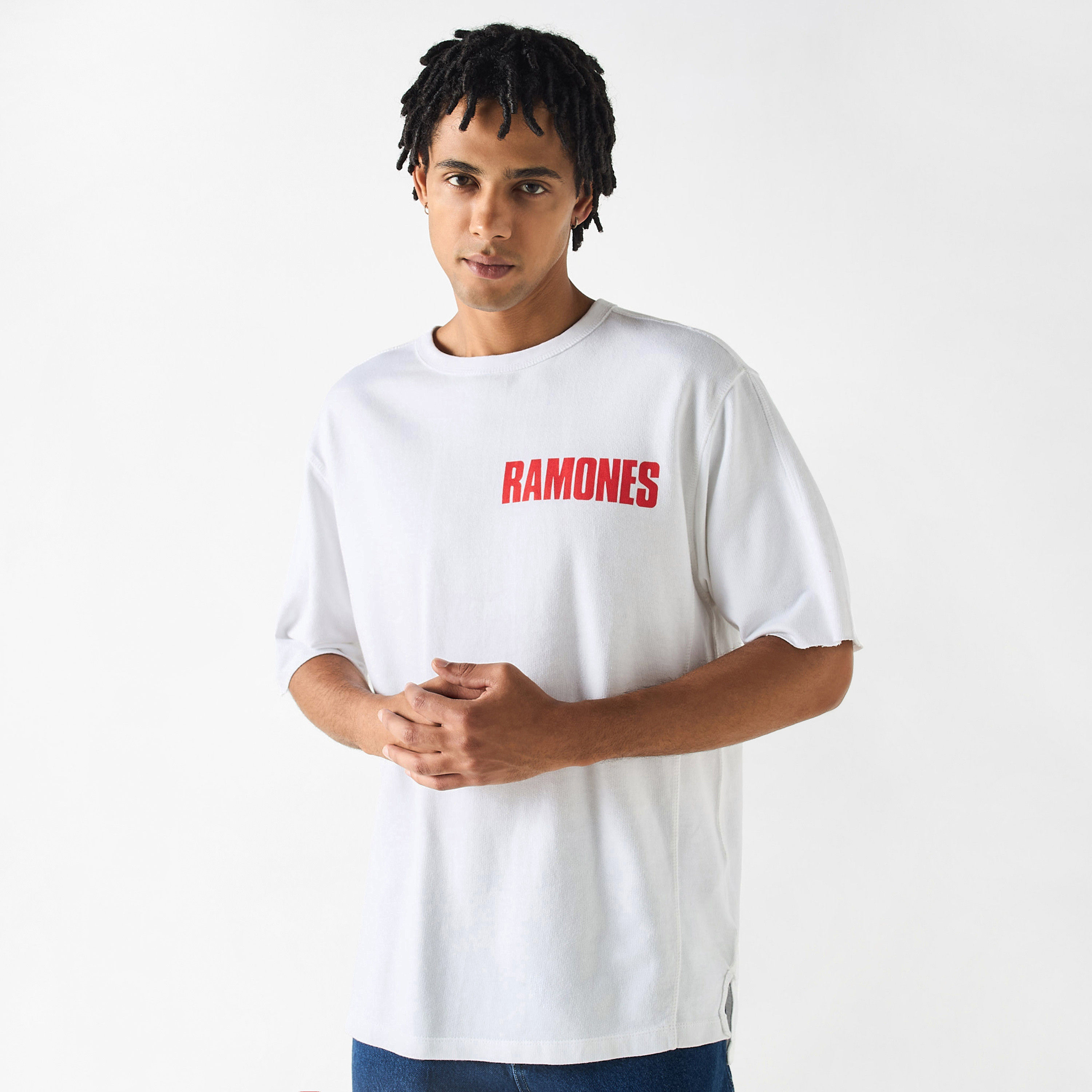 تيشيرت بِياقة ضيقة وأكمام قصيرة وطبعات رامونيس-men-clothing-tshirtsandpolos-tshirts-image-3
