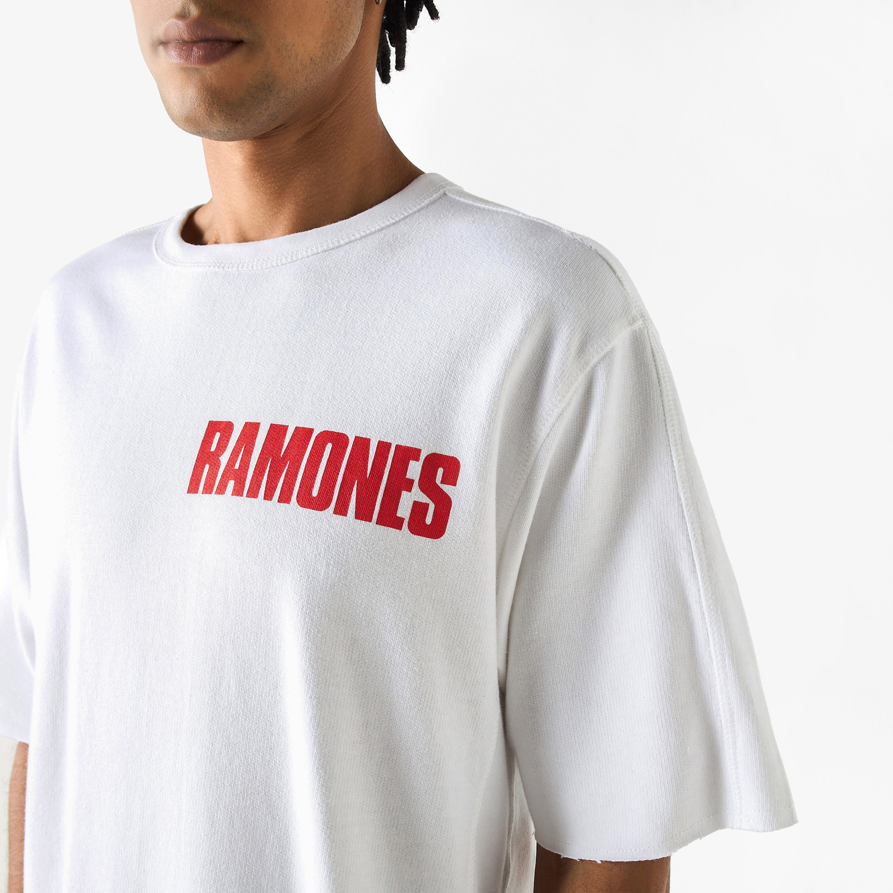 تيشيرت بِياقة ضيقة وأكمام قصيرة وطبعات رامونيس-men-clothing-tshirtsandpolos-tshirts-image-4