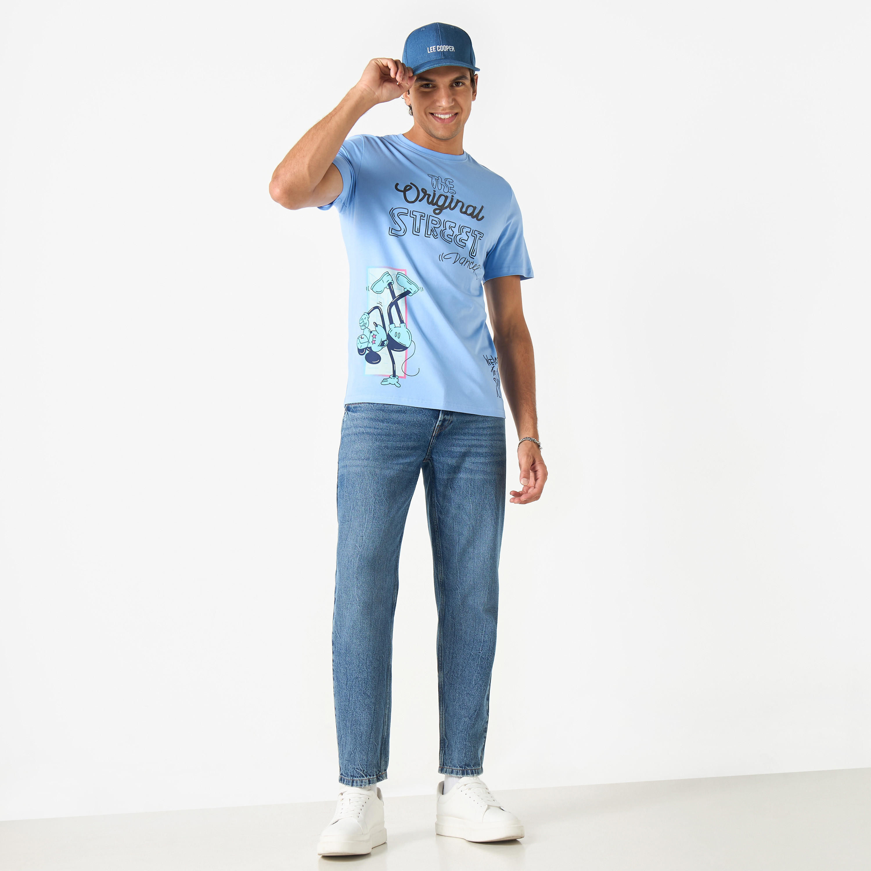 تيشيرت بياقة ضيّقة وأكمام قصيرة وطبعات ميكي ماوس-men-clothing-tshirtsandpolos-tshirts-image-2