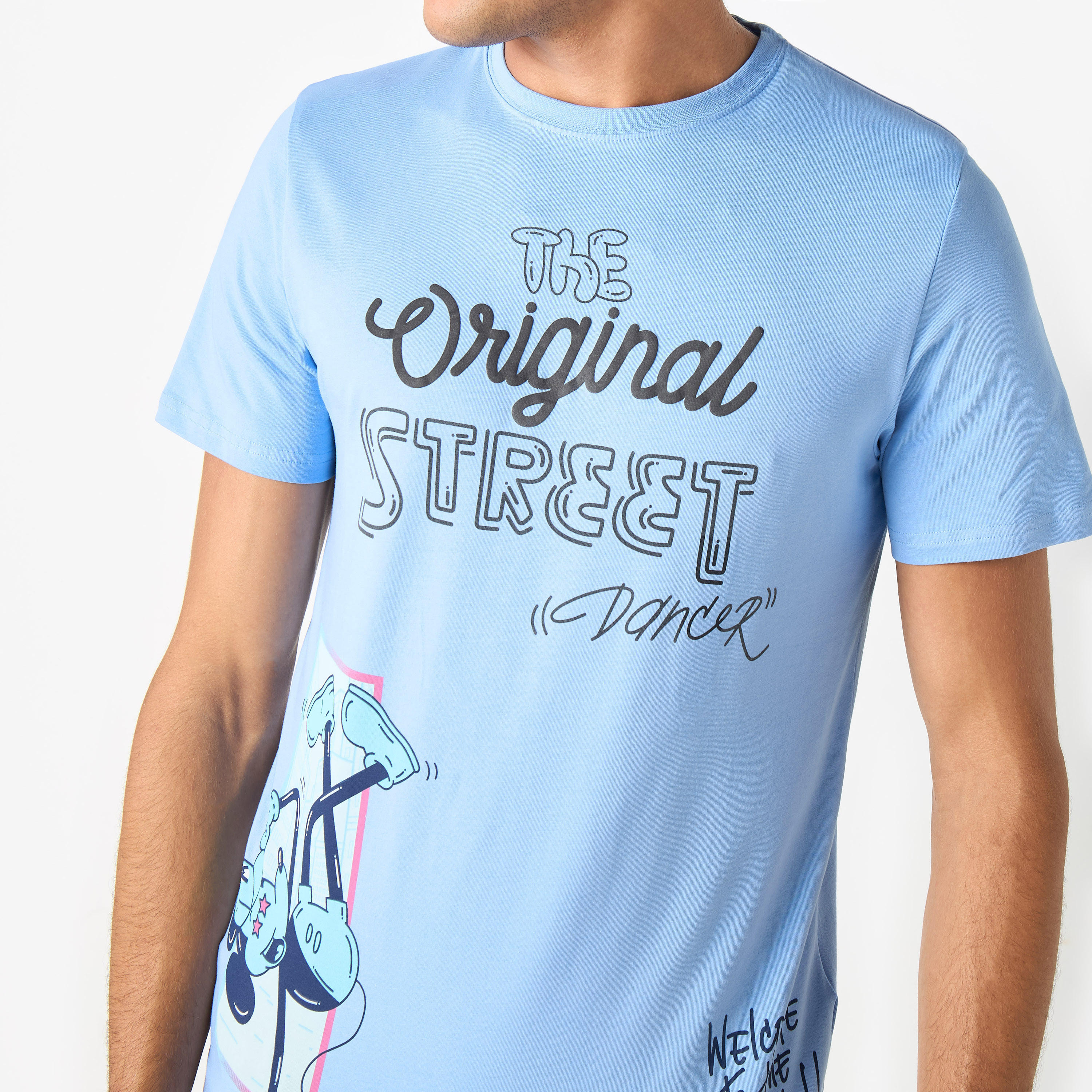 تيشيرت بياقة ضيّقة وأكمام قصيرة وطبعات ميكي ماوس-men-clothing-tshirtsandpolos-tshirts-image-4