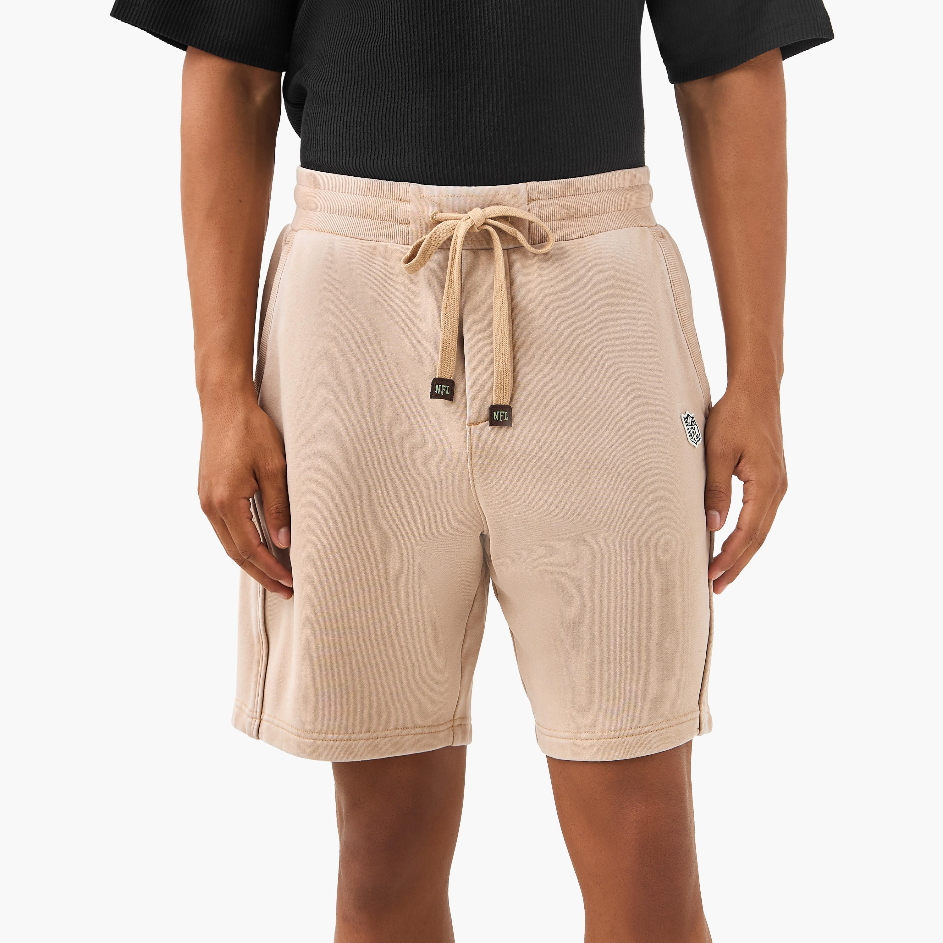 شورت بتصميم دوري إن إف إل بخصر مطاطي وجيوب-men-clothing-bottoms-shorts-image-1