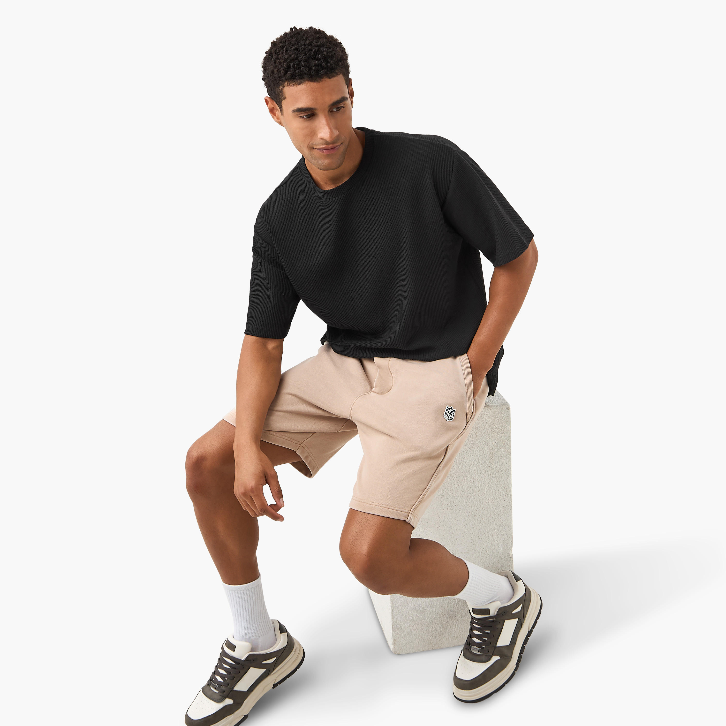 شورت بتصميم دوري إن إف إل بخصر مطاطي وجيوب-men-clothing-bottoms-shorts-image-2
