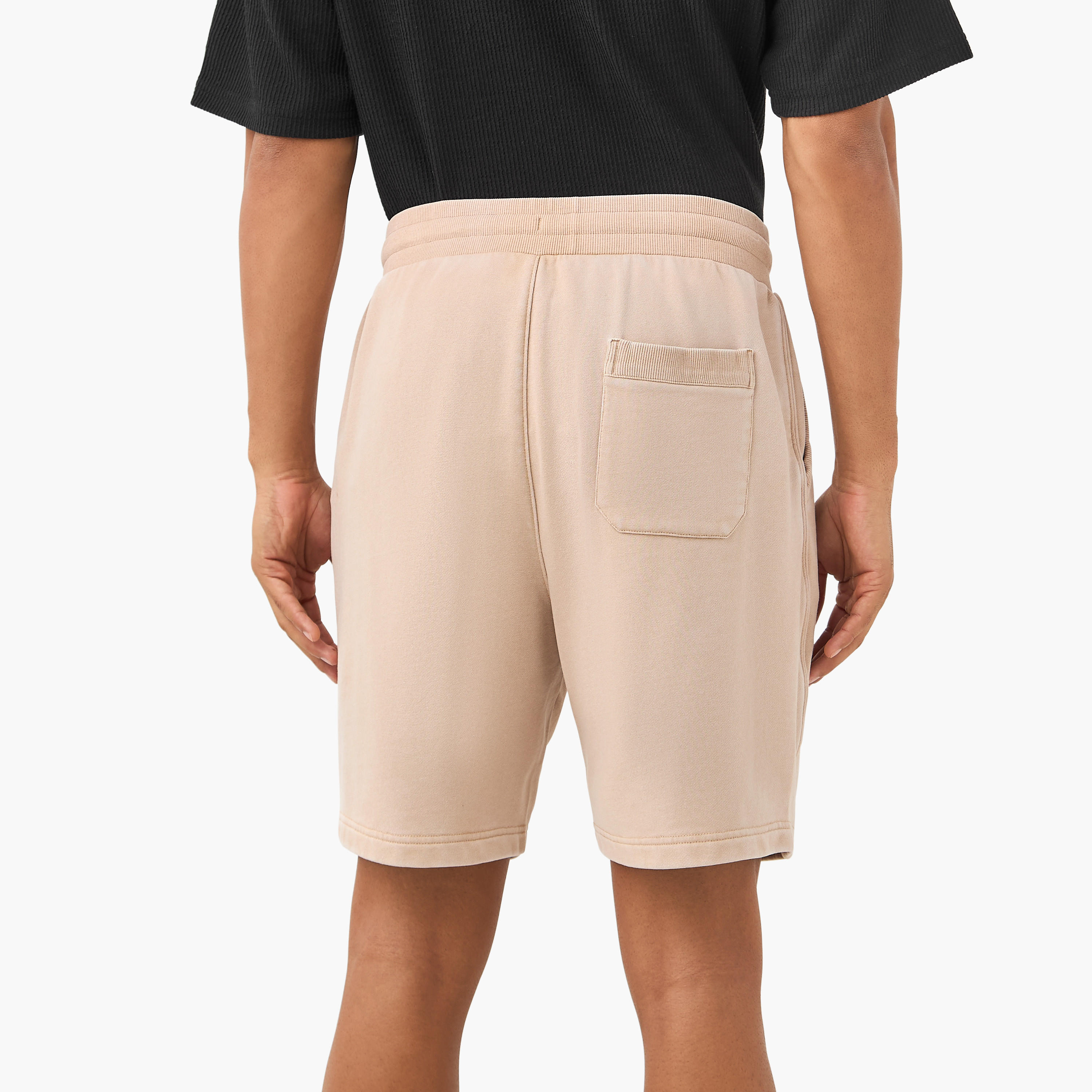 شورت بتصميم دوري إن إف إل بخصر مطاطي وجيوب-men-clothing-bottoms-shorts-image-3