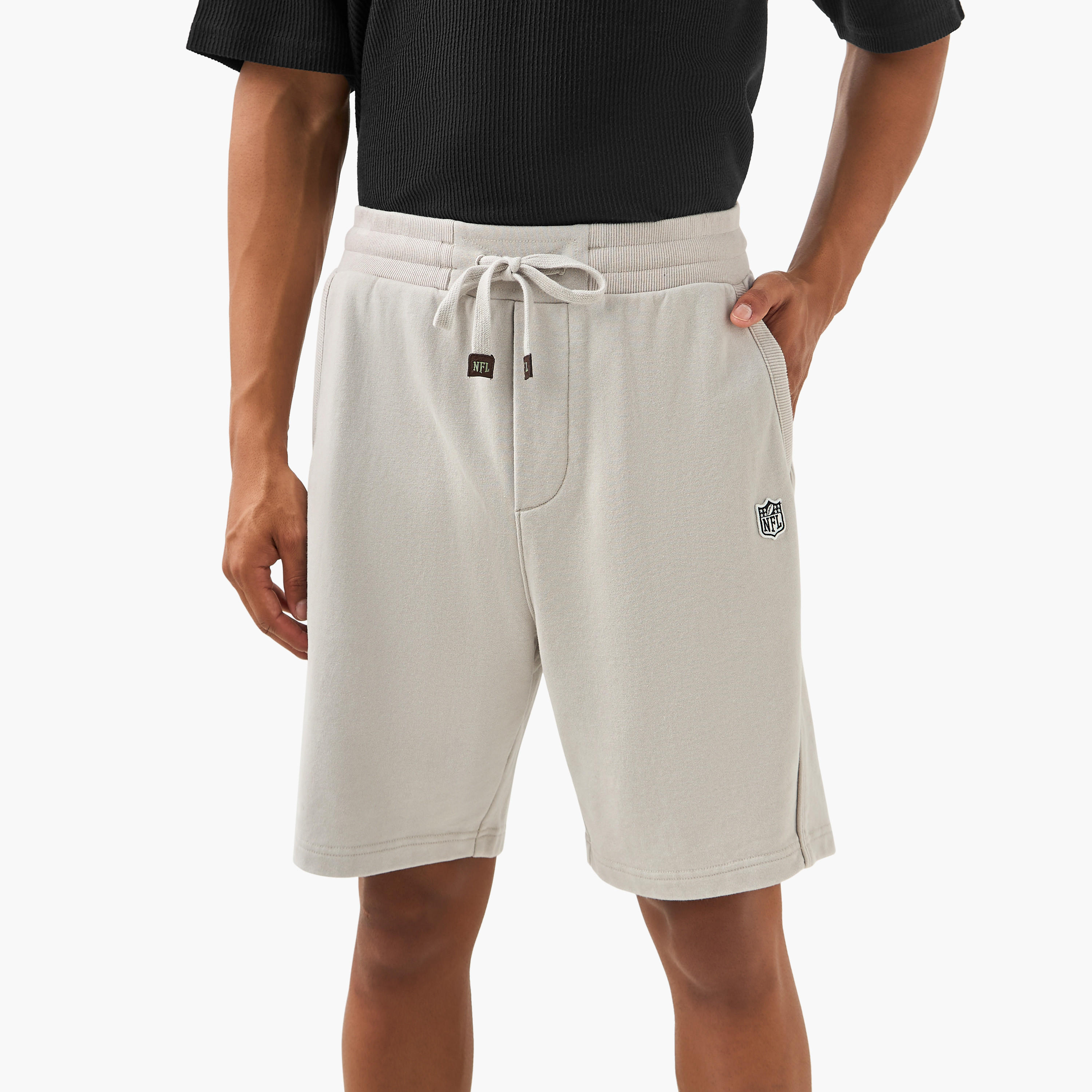 شورت بتصميم دوري إن إف إل بخصر مطاطي وجيوب-men-clothing-bottoms-shorts-image-6