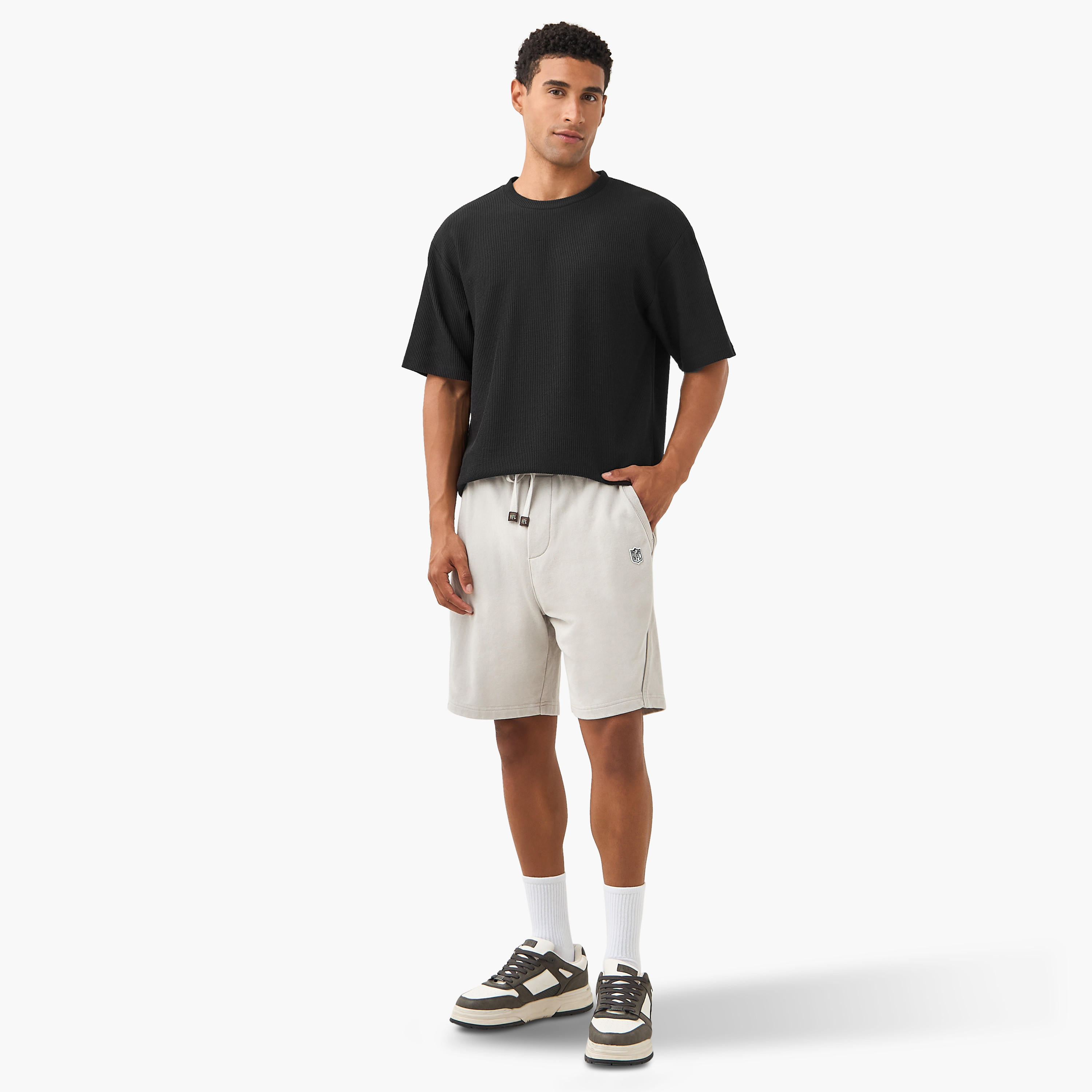 شورت بتصميم دوري إن إف إل بخصر مطاطي وجيوب-men-clothing-bottoms-shorts-image-5