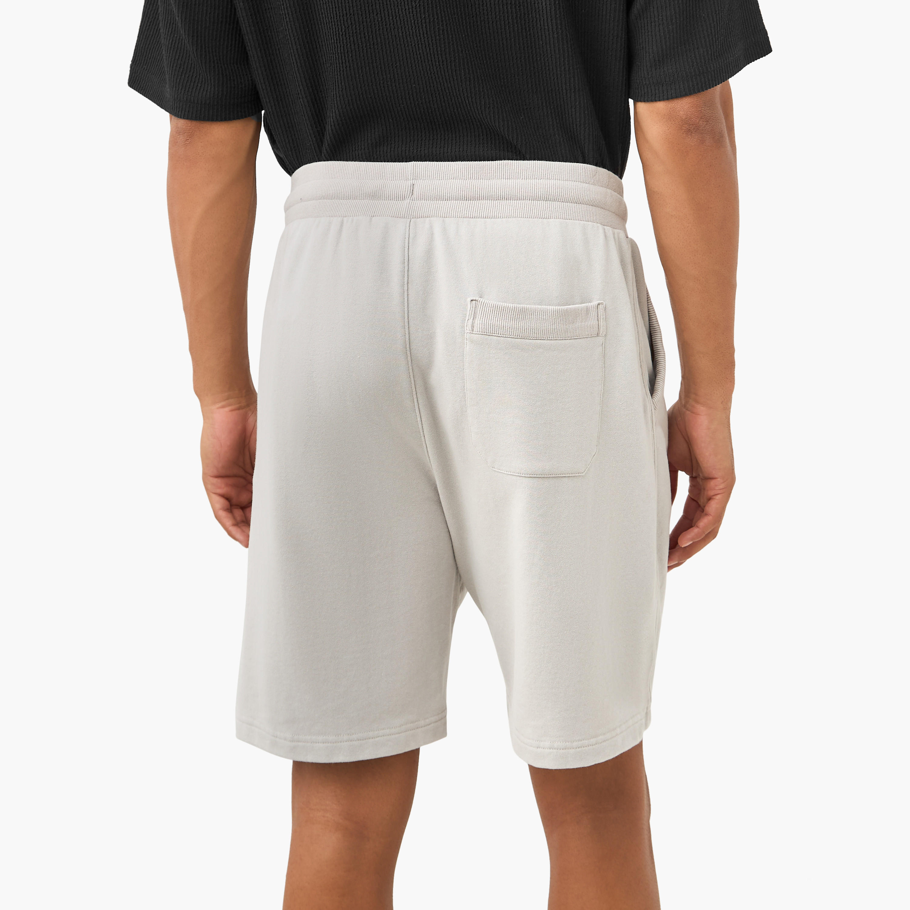 شورت بتصميم دوري إن إف إل بخصر مطاطي وجيوب-men-clothing-bottoms-shorts-image-4