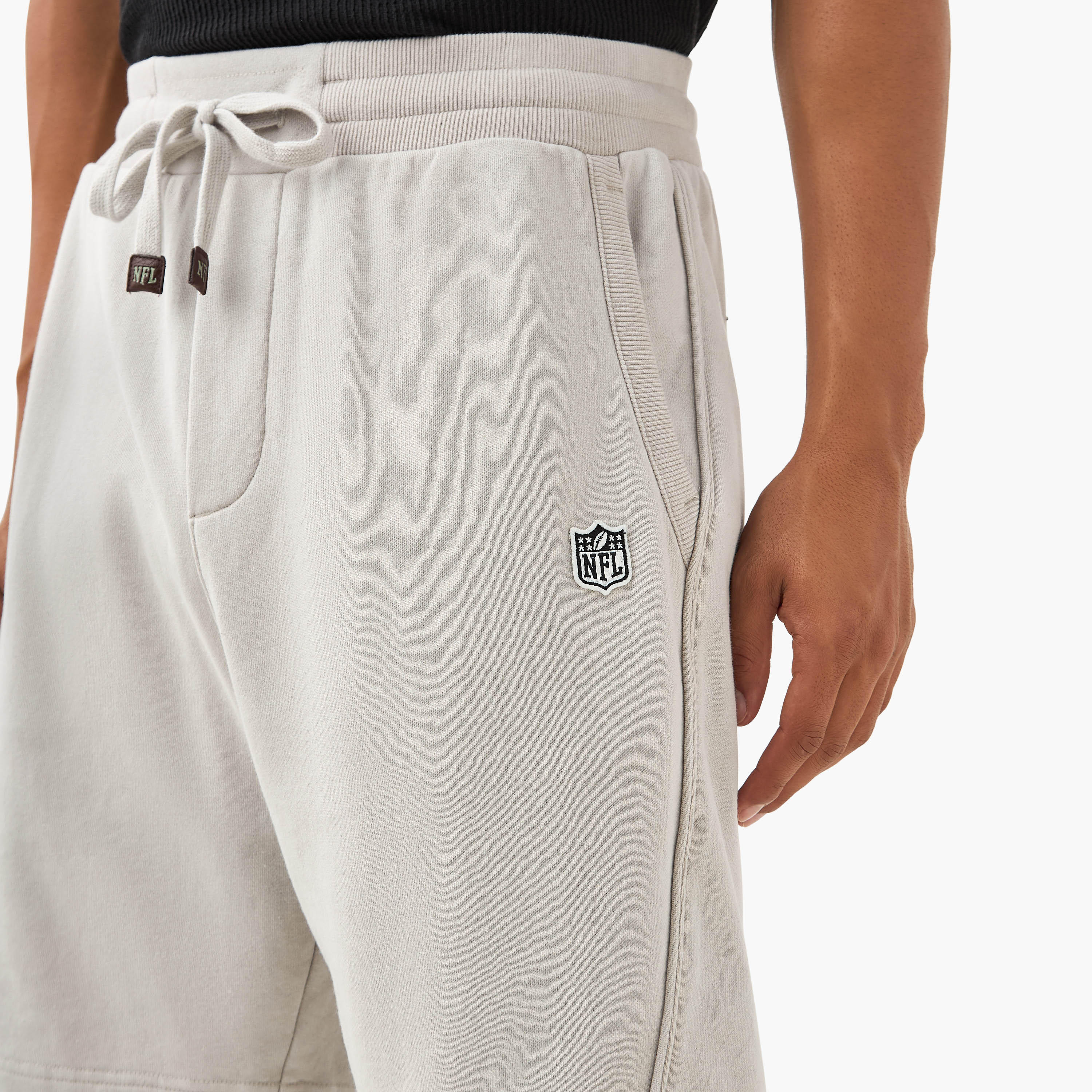 شورت بتصميم دوري إن إف إل بخصر مطاطي وجيوب-men-clothing-bottoms-shorts-image-3