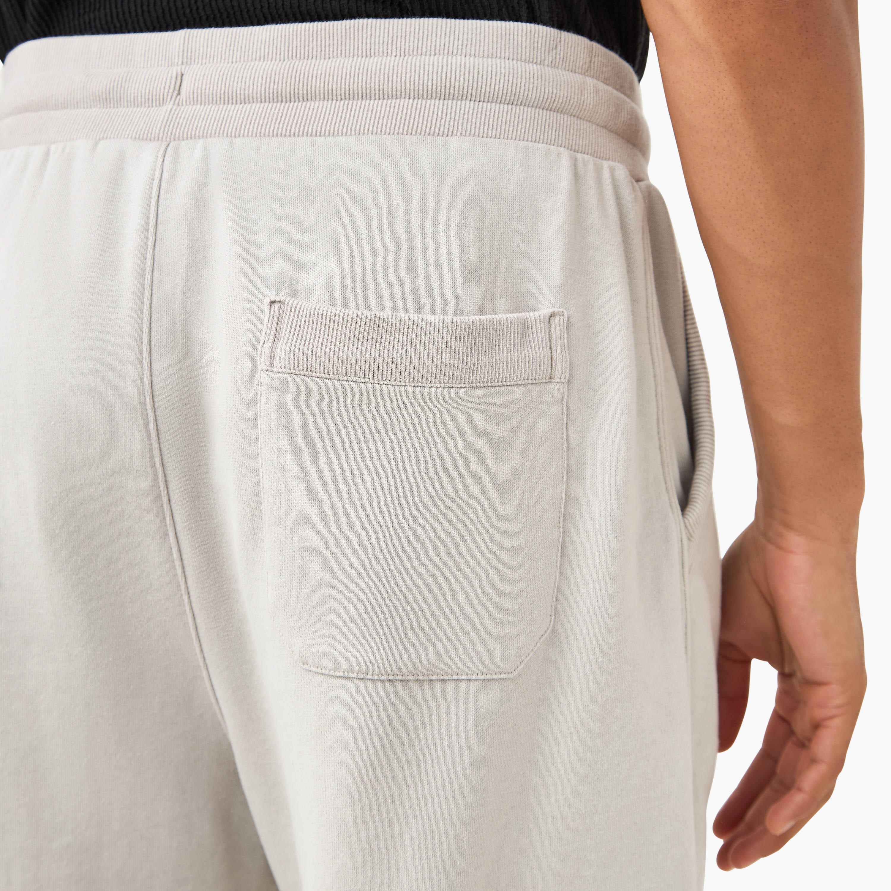 شورت بتصميم دوري إن إف إل بخصر مطاطي وجيوب-men-clothing-bottoms-shorts-image-2