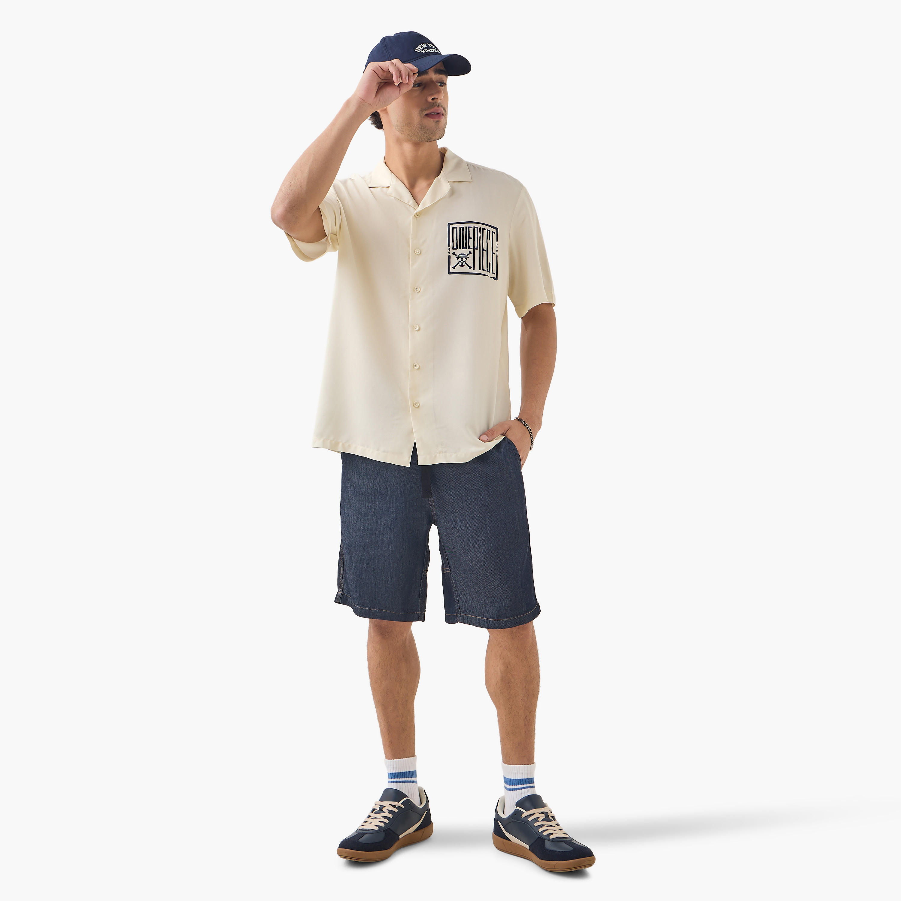 قميص بقصة مريحة وياقة كامب وأكمام قصيرة وطبعات من ون بيس-men-clothing-shirts-image-2