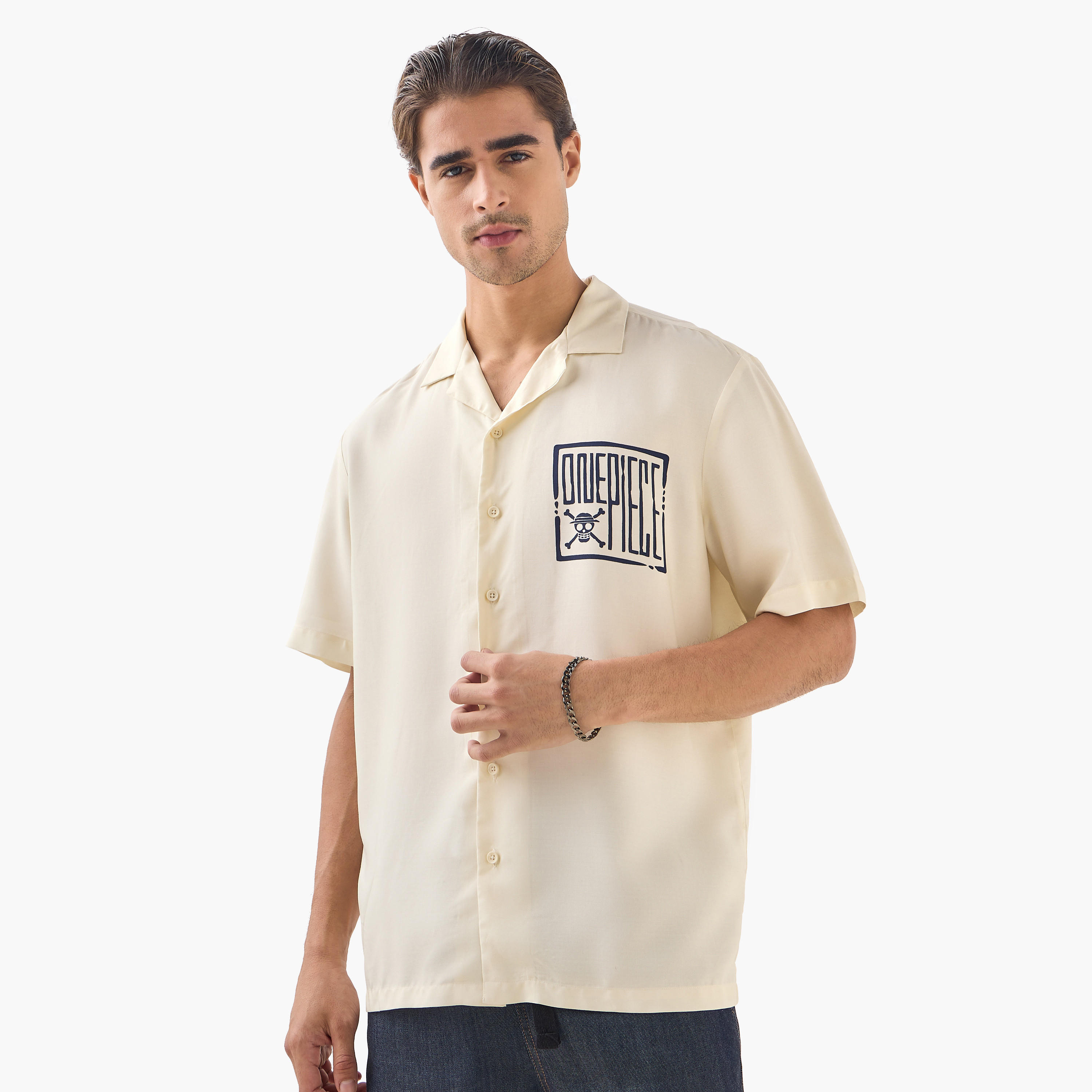 قميص بقصة مريحة وياقة كامب وأكمام قصيرة وطبعات من ون بيس-men-clothing-shirts-image-3