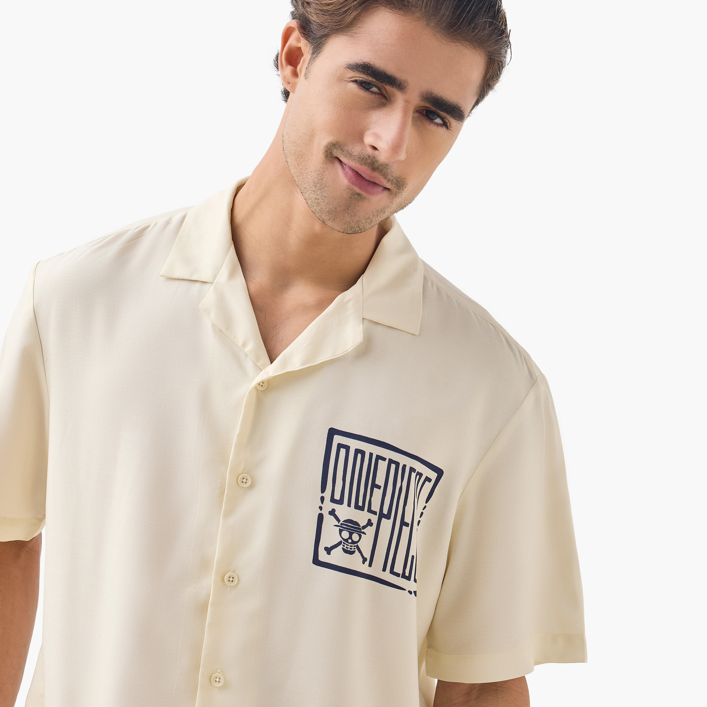 قميص بقصة مريحة وياقة كامب وأكمام قصيرة وطبعات من ون بيس-men-clothing-shirts-image-4