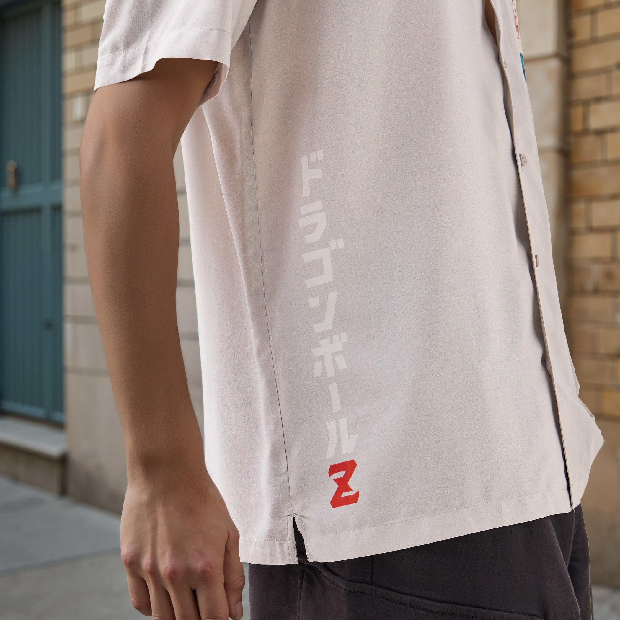 قميص بقصة مريحة وياقة كامب وأكمام قصيرة وطبعات جوكو-men-clothing-shirts-image-5