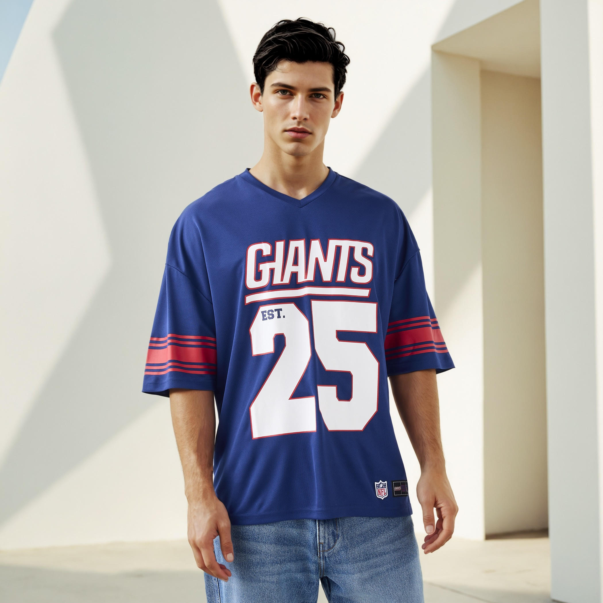 تيشيرت بياقة V وطبعات وأكمام قصيرة-men-clothing-tshirtsandpolos-tshirts-image-1