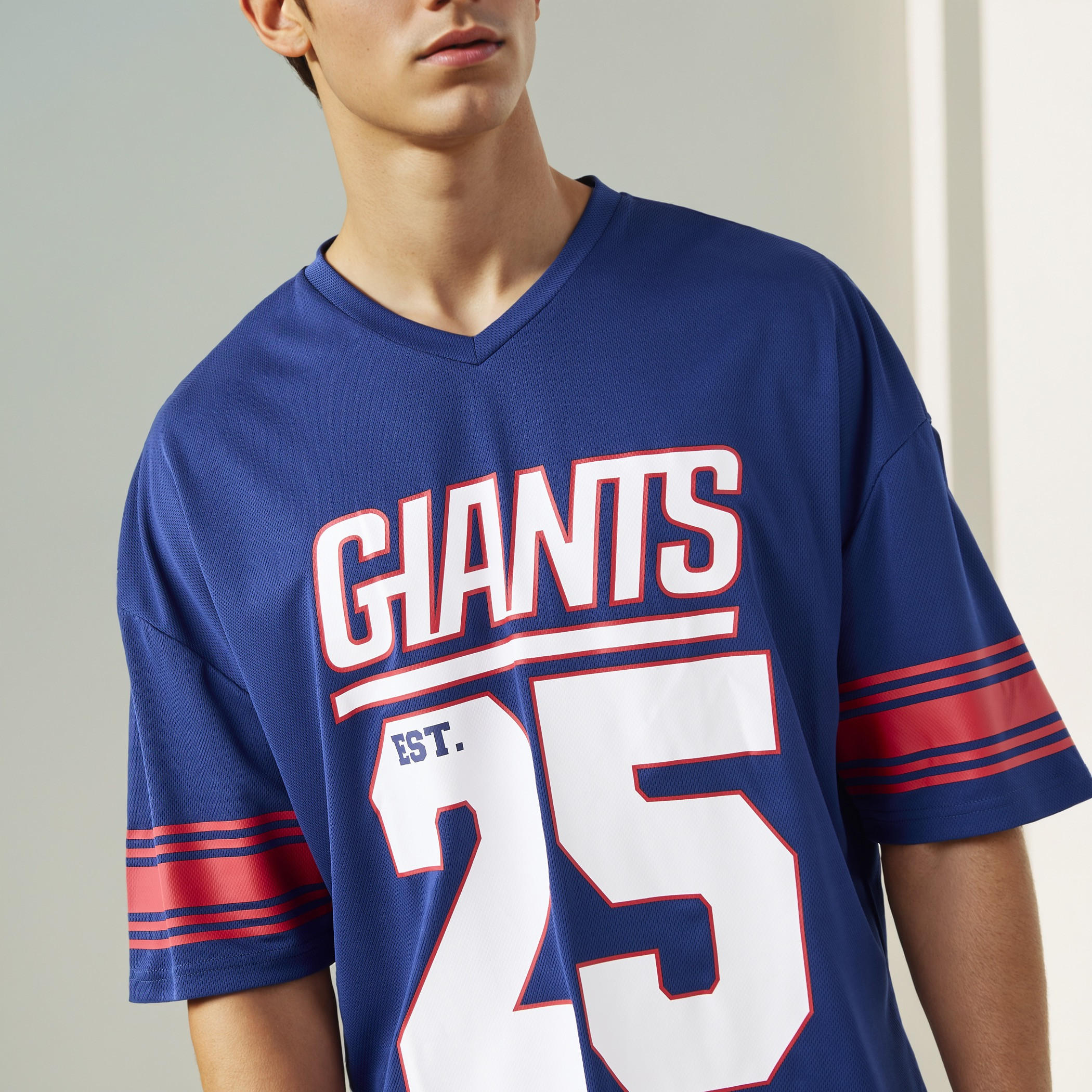 تيشيرت بياقة V وطبعات وأكمام قصيرة-men-clothing-tshirtsandpolos-tshirts-image-4