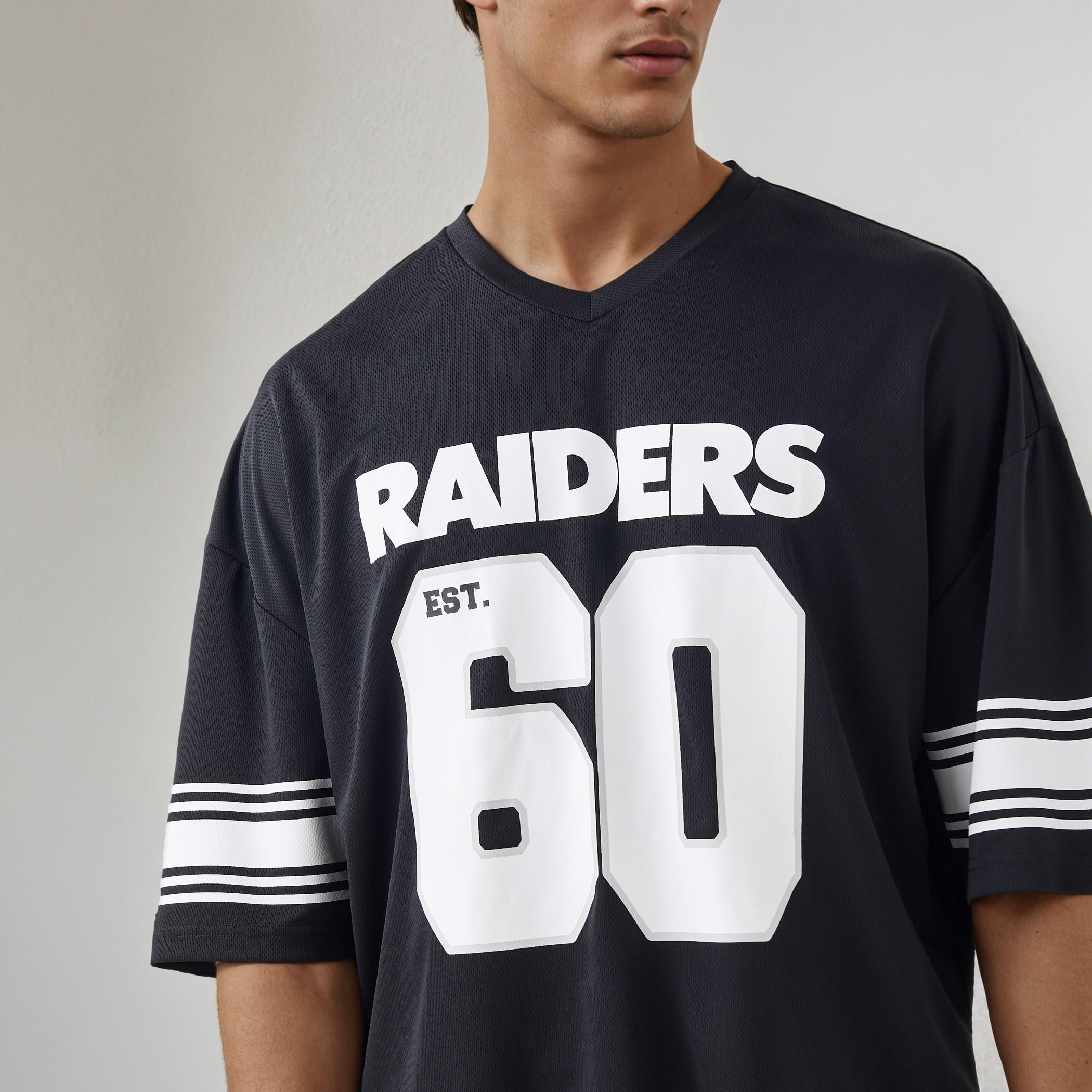 تيشيرت بياقة V وأكمام قصيرة وطبعات-men-clothing-tshirtsandpolos-tshirts-image-3