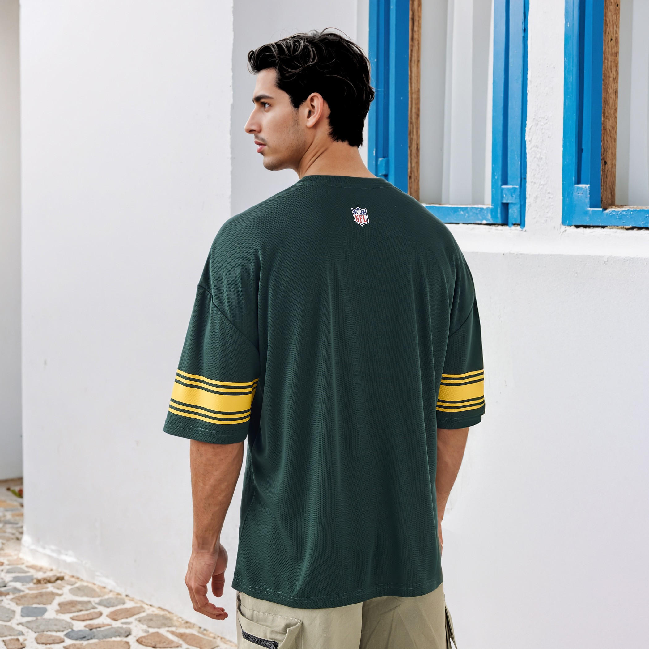 تيشيرت بياقة V وأكمام قصيرة بطبعات بيكرز-men-clothing-tshirtsandpolos-tshirts-image-3