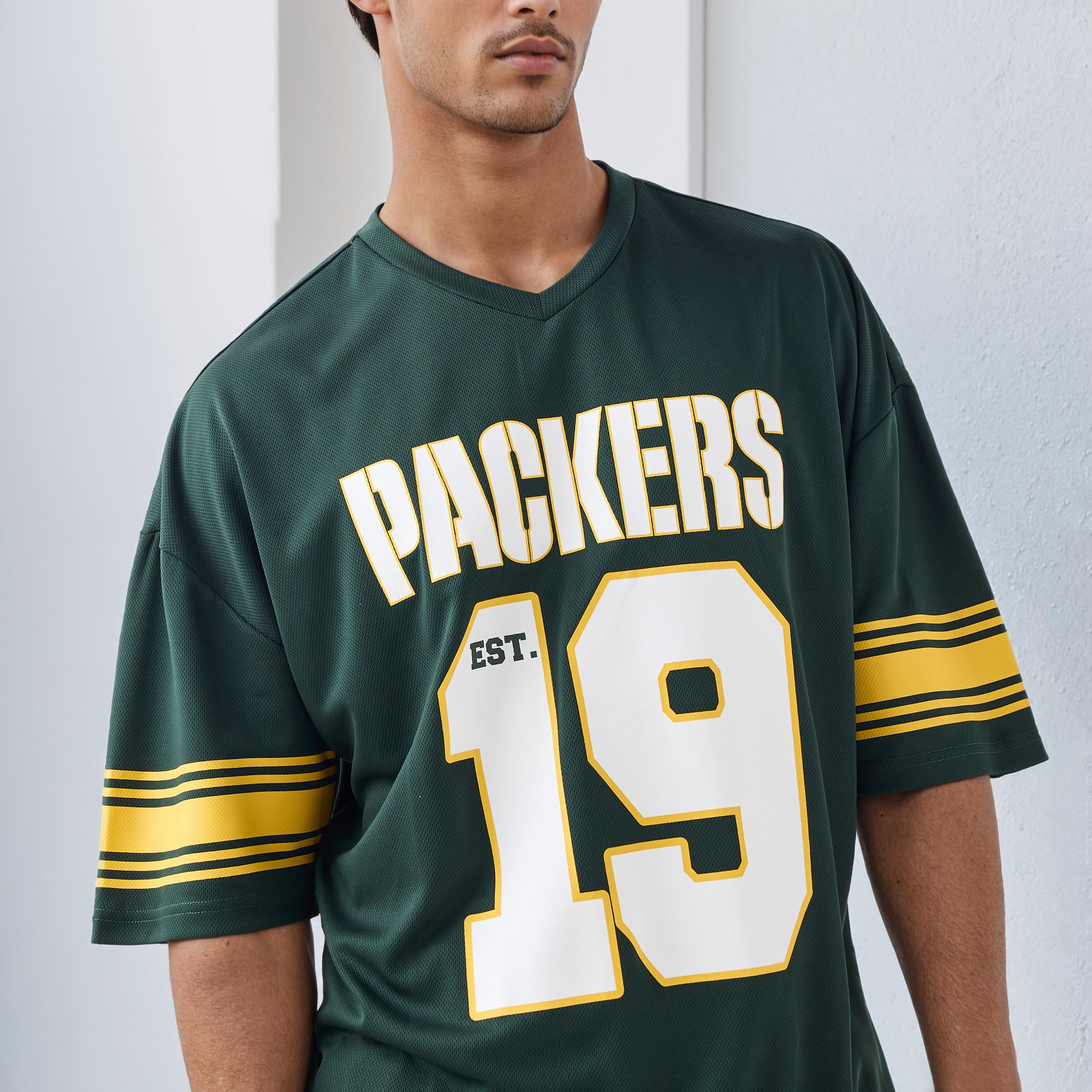 تيشيرت بياقة V وأكمام قصيرة بطبعات بيكرز-men-clothing-tshirtsandpolos-tshirts-image-4