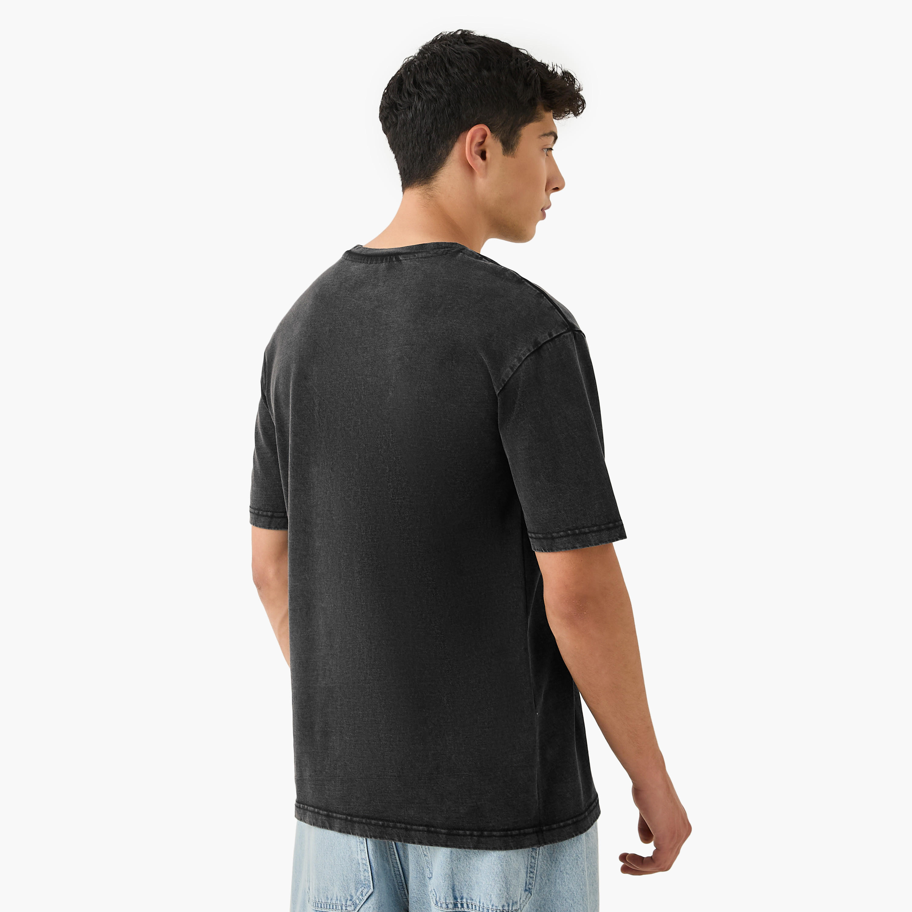 تيشيرت بياقة ضيقة وطبعات-men-clothing-tshirtsandpolos-tshirts-image-3