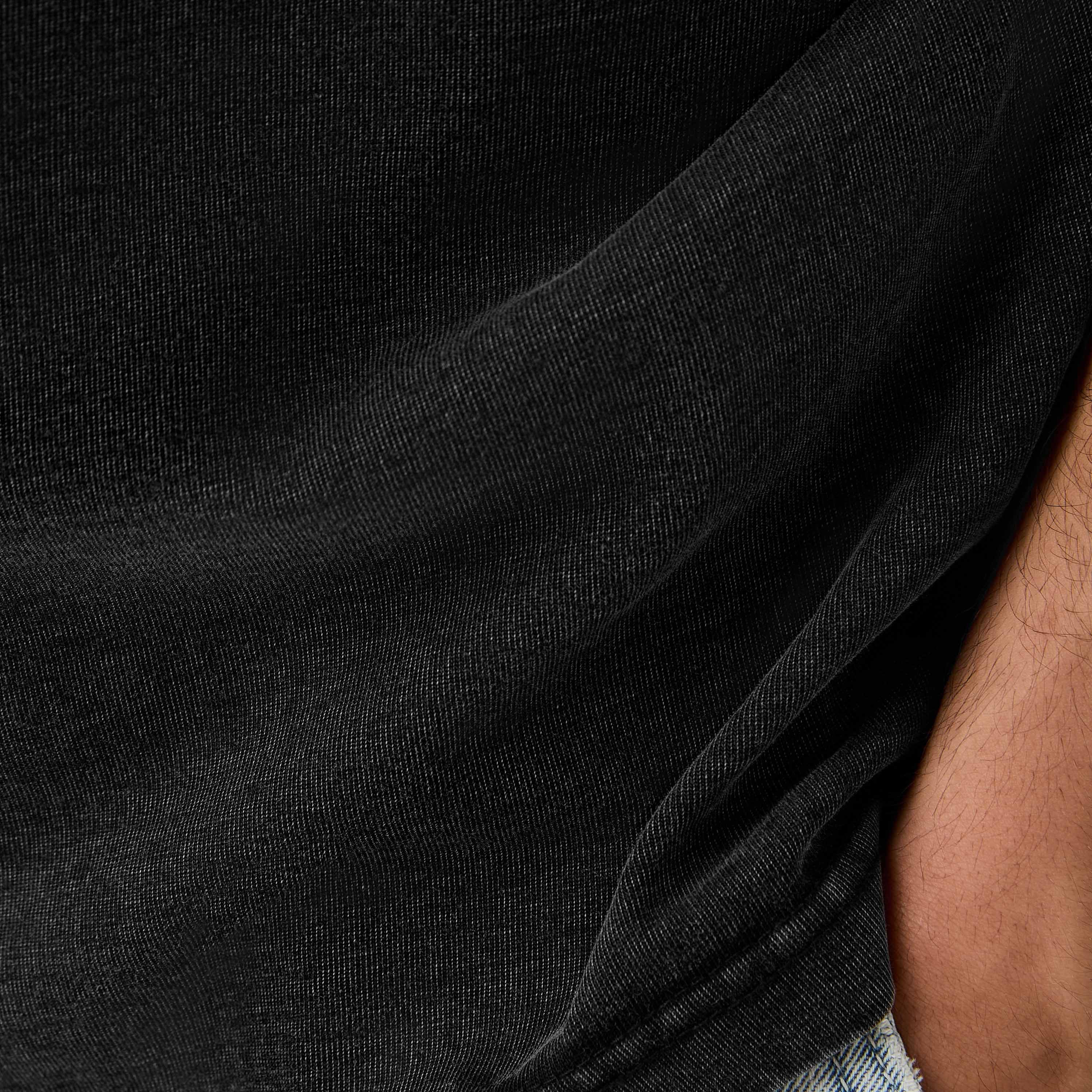 تيشيرت بياقة ضيقة وطبعات-men-clothing-tshirtsandpolos-tshirts-image-1