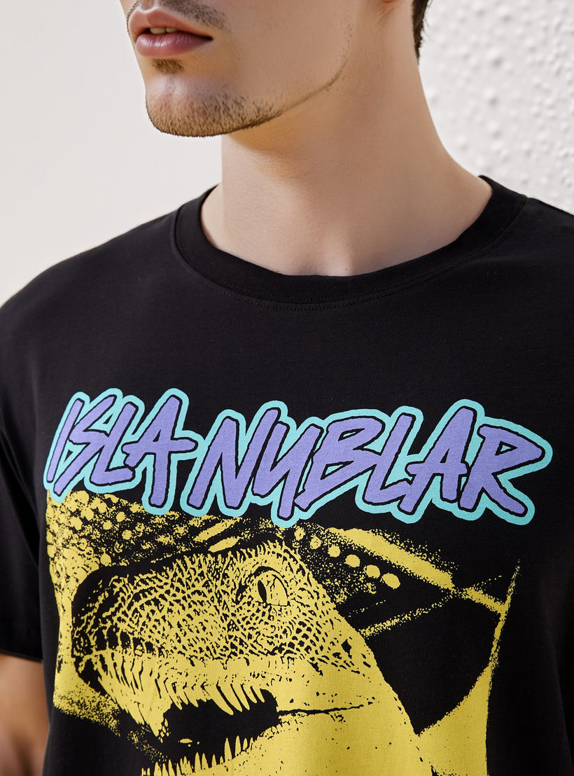 تيشيرت بقصّة عادية وياقة ضيقة وطبعات-men-clothing-tshirtsandpolos-tshirts-image-4