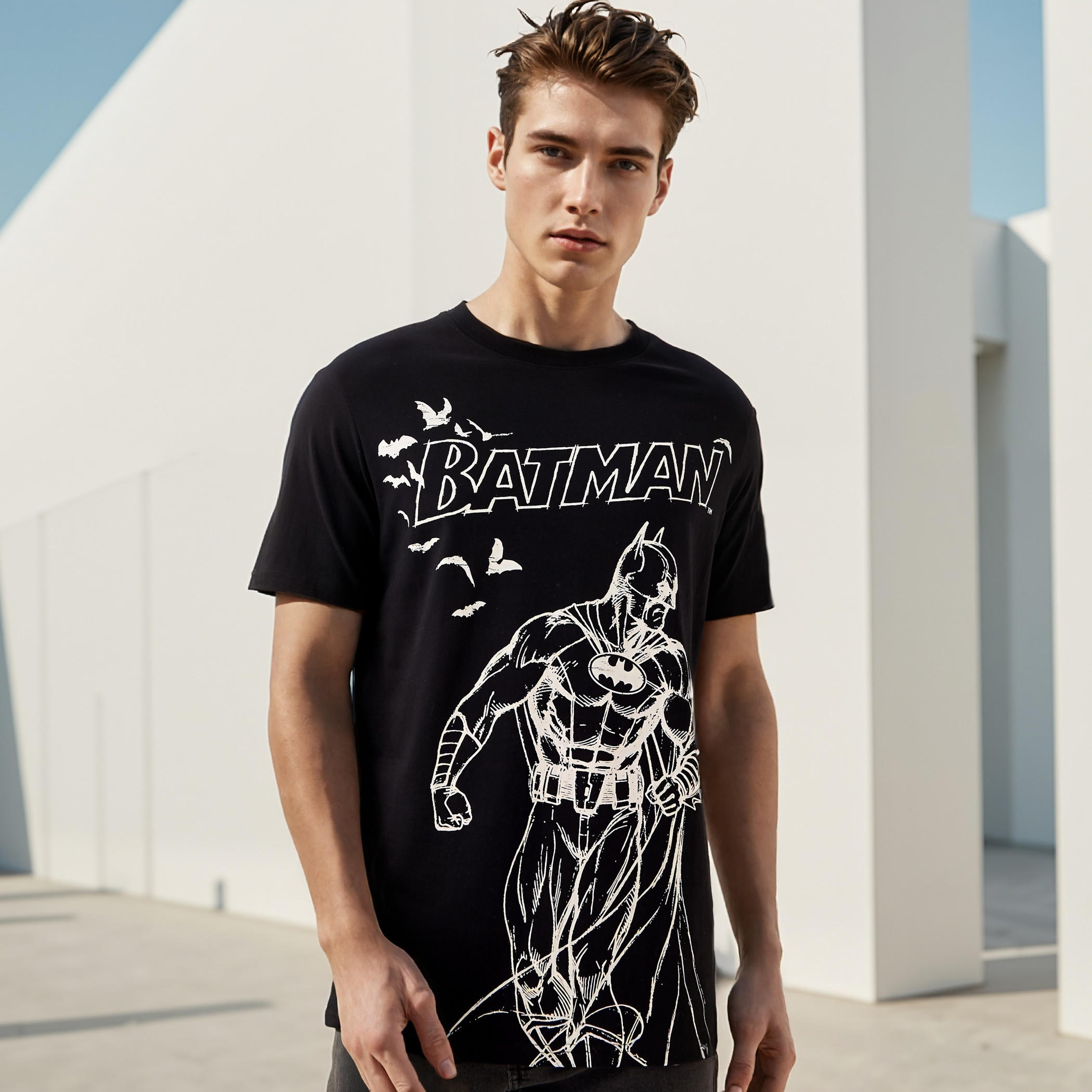 تيشيرت بقصّة عادية وياقة ضيقة وطبعات-men-clothing-tshirtsandpolos-tshirts-image-1