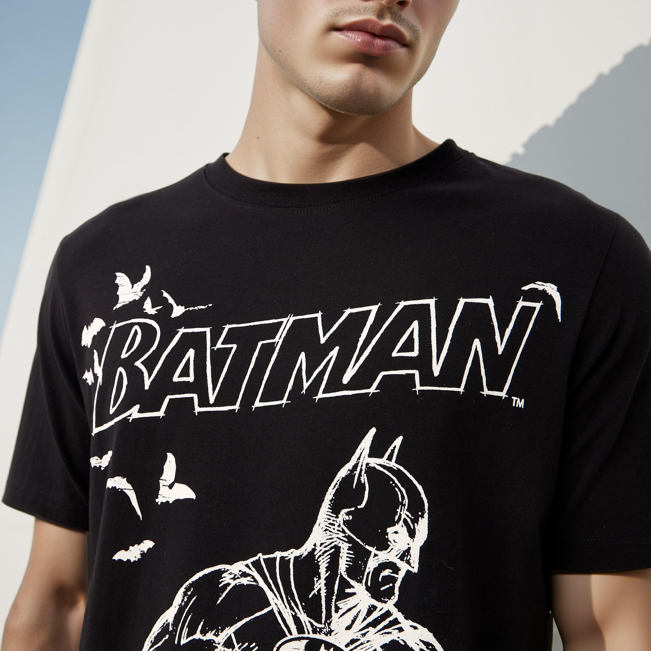 تيشيرت بقصّة عادية وياقة ضيقة وطبعات-men-clothing-tshirtsandpolos-tshirts-image-4