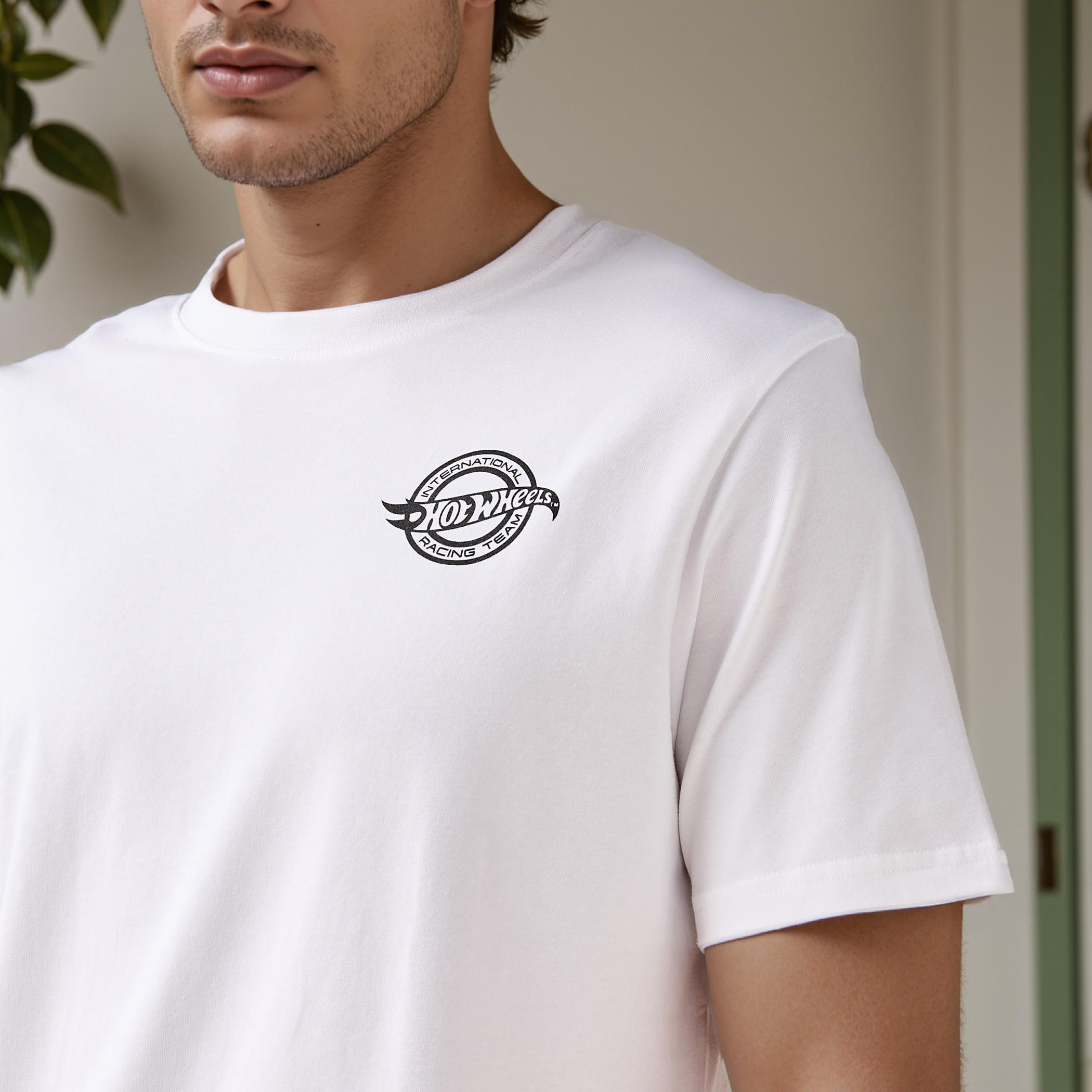 تيشيرت هوت ويلز رجالي بقصة عادية وياقة دائرية وأكمام قصيرة-men-clothing-tshirtsandpolos-tshirts-image-4