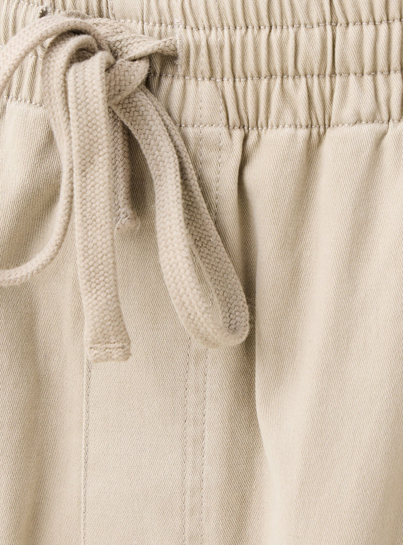 شورت كارجو بخصر مطاطي وجيوب-men-clothing-bottoms-shorts-image-1