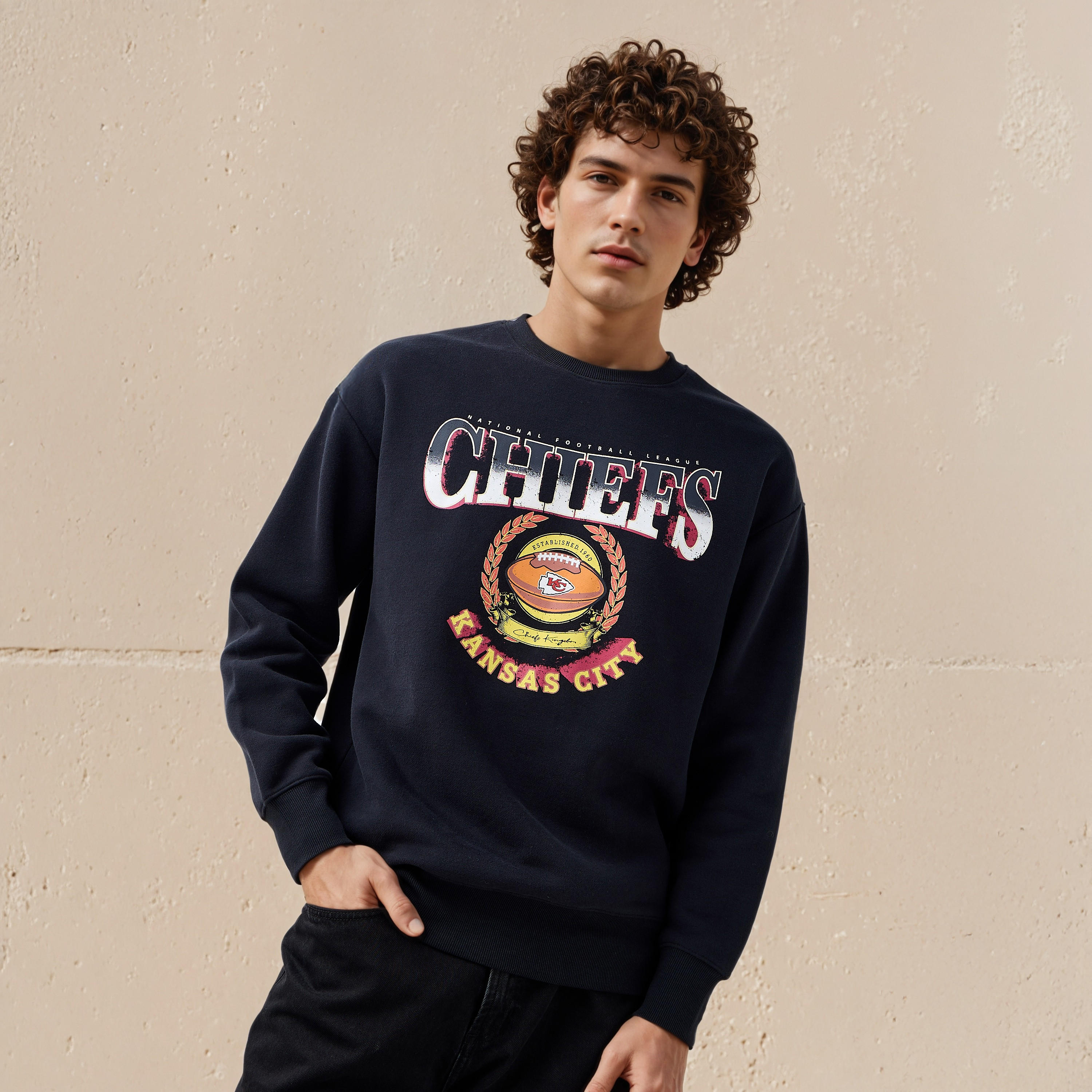 سويت شيرت بقصة مريحة وطبعات للرجال-men-winterwear-hoodiesandsweatshirts-image-1