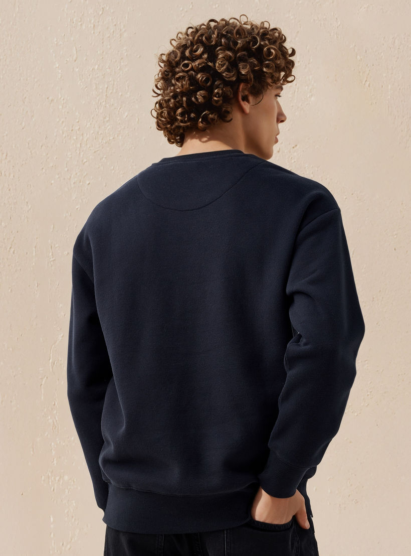 سويت شيرت بقصة مريحة وطبعات للرجال-men-winterwear-hoodiesandsweatshirts-image-3