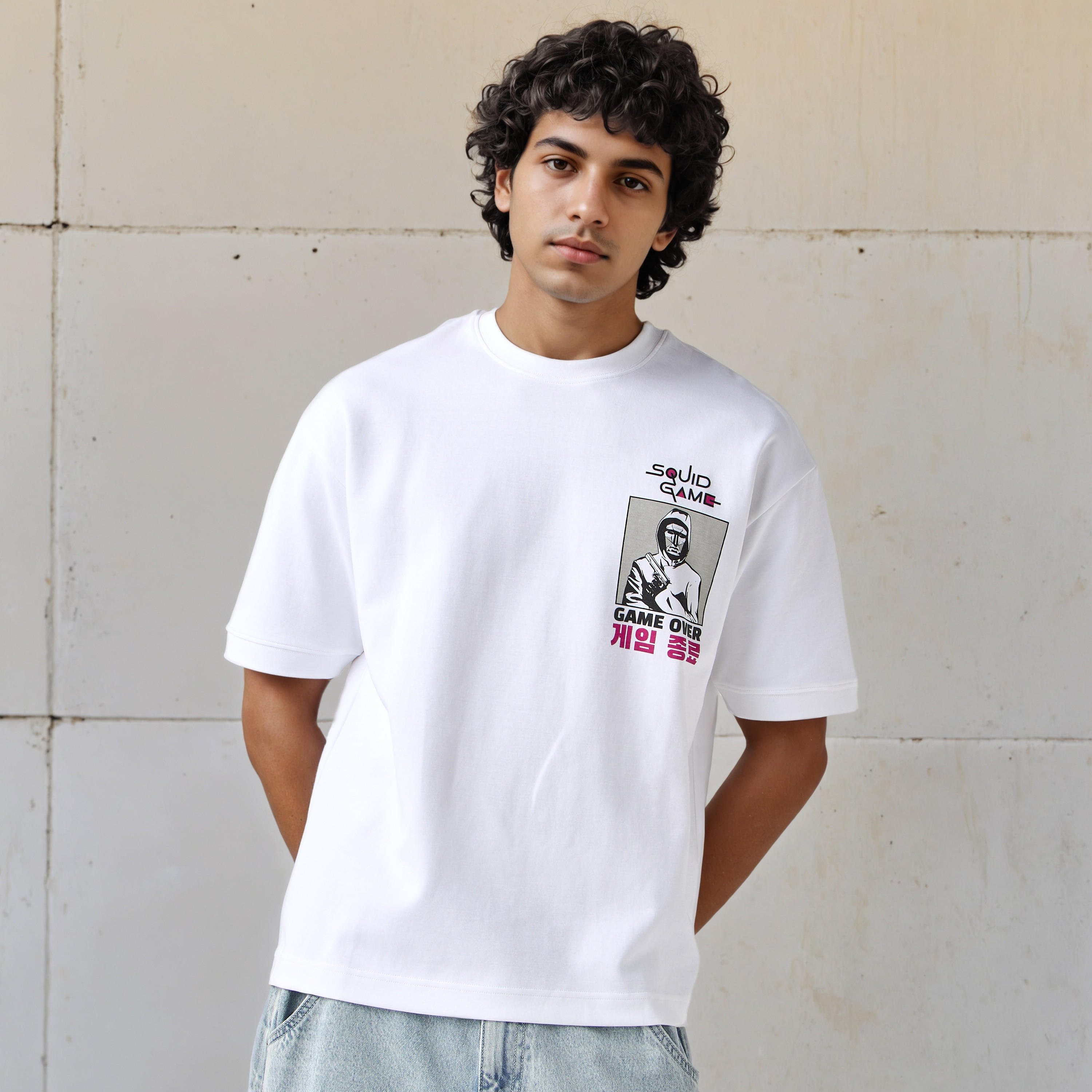تيشيرت بقصّة مريحة وياقة ضيقة وأكمام قصيرة وطبعات للرجال-men-clothing-tshirtsandpolos-tshirts-image-1