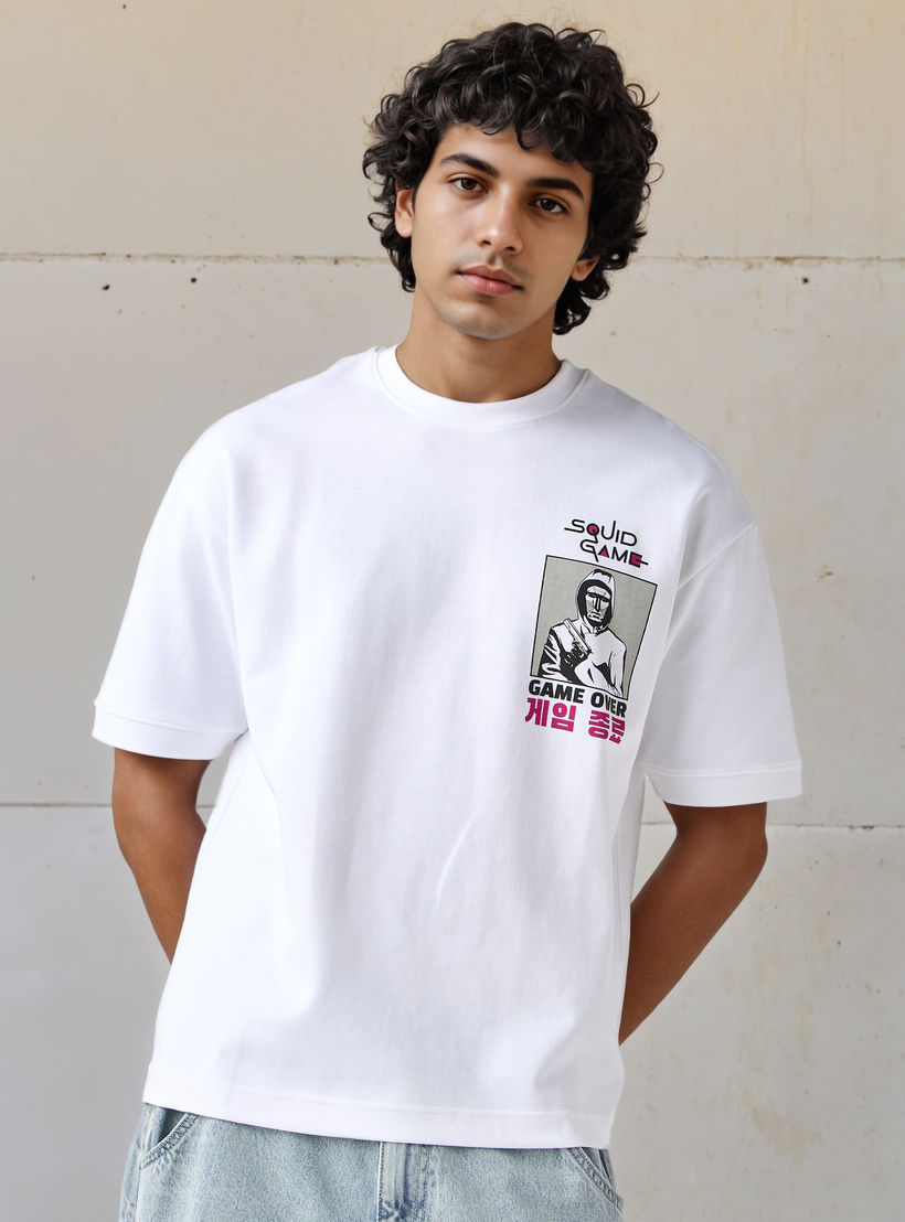 تيشيرت بقصّة مريحة وياقة ضيقة وأكمام قصيرة وطبعات للرجال-men-clothing-tshirtsandpolos-tshirts-image-1