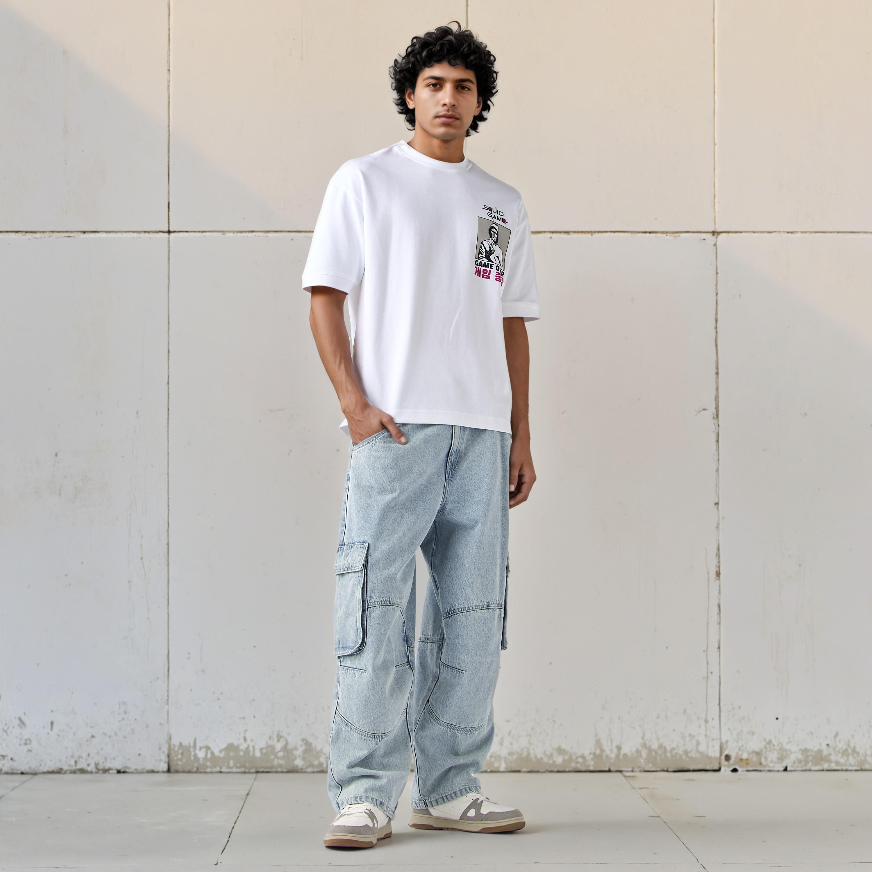 تيشيرت بقصّة مريحة وياقة ضيقة وأكمام قصيرة وطبعات للرجال-men-clothing-tshirtsandpolos-tshirts-image-2