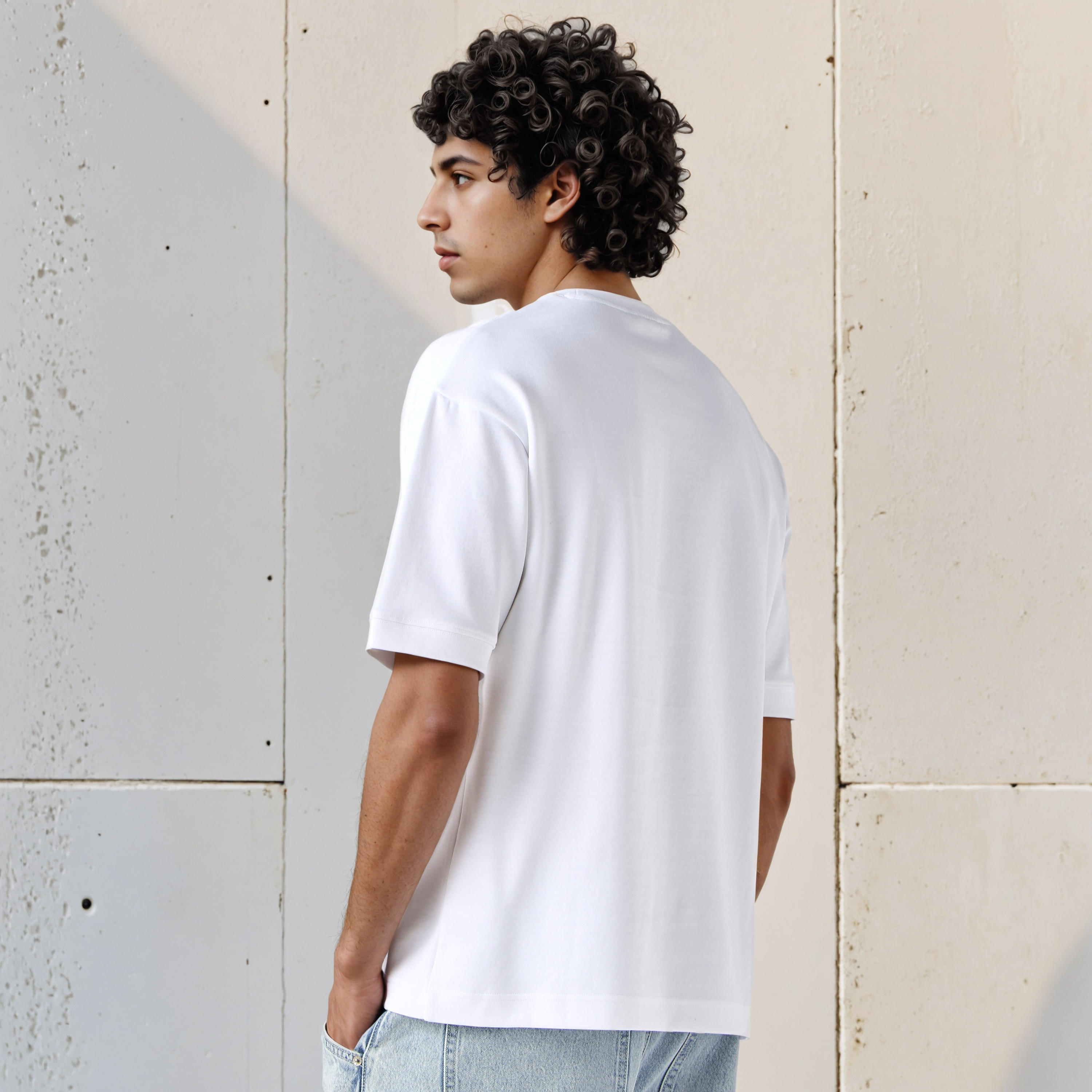 تيشيرت بقصّة مريحة وياقة ضيقة وأكمام قصيرة وطبعات للرجال-men-clothing-tshirtsandpolos-tshirts-image-3
