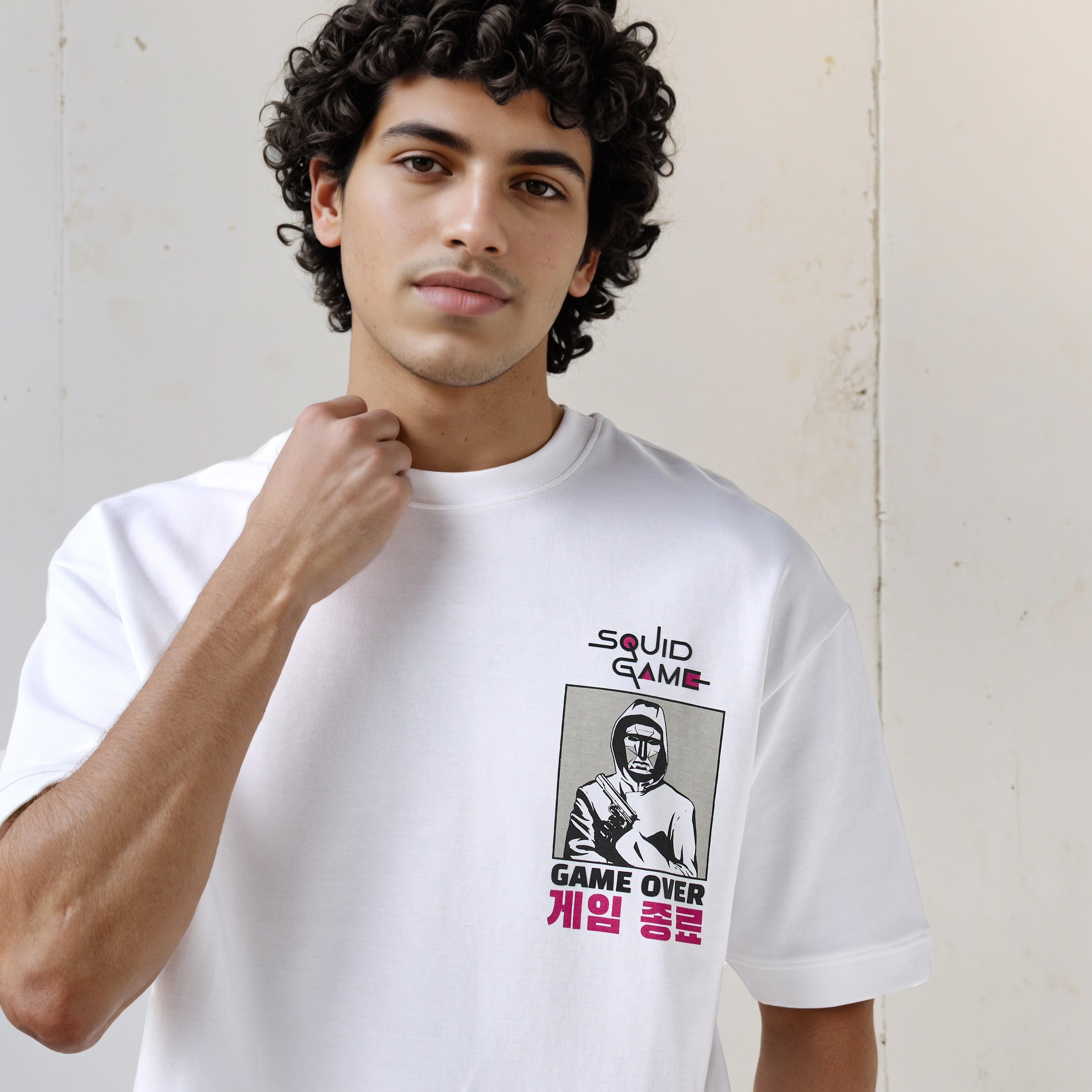 تيشيرت بقصّة مريحة وياقة ضيقة وأكمام قصيرة وطبعات للرجال-men-clothing-tshirtsandpolos-tshirts-image-4