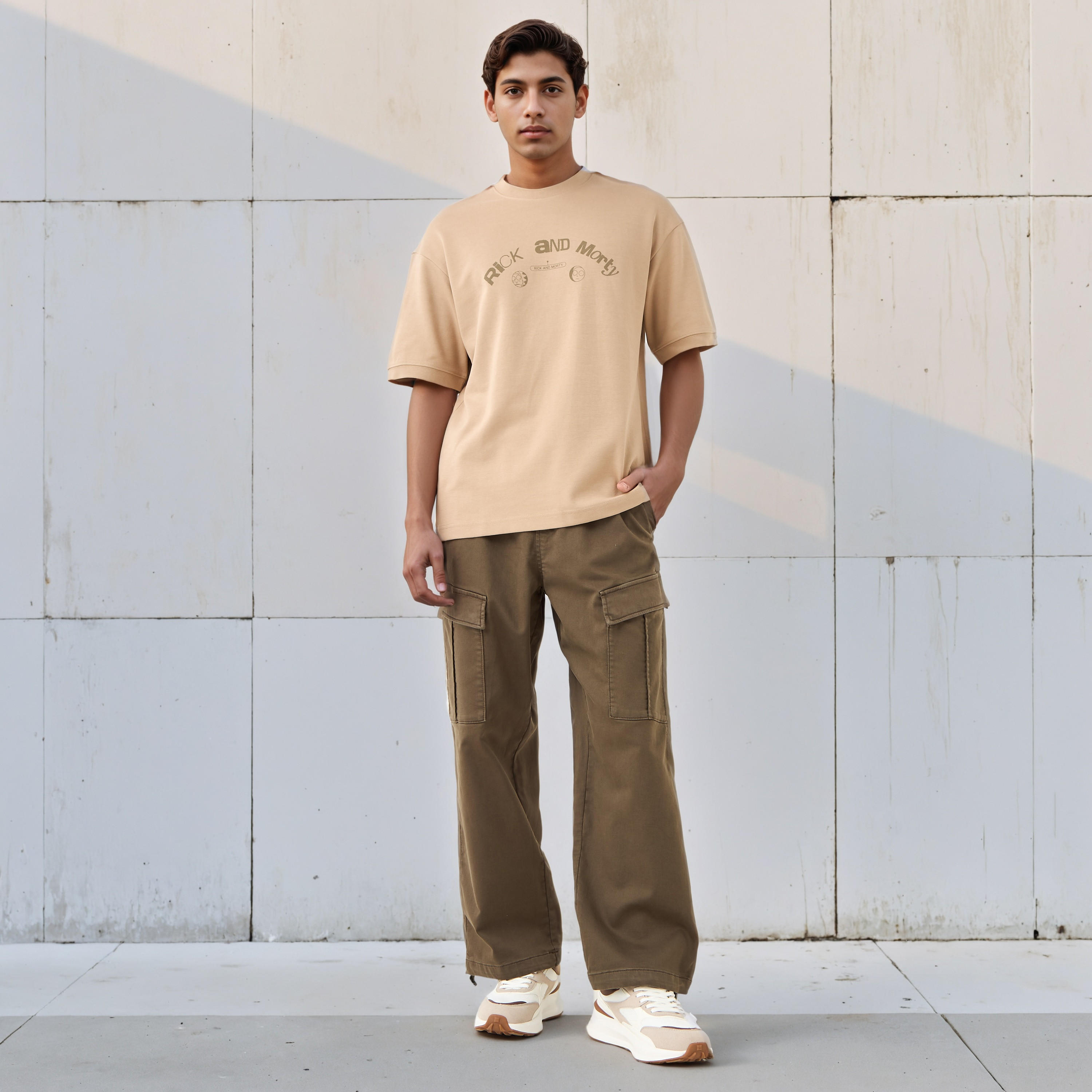 تيشيرت بياقة مستديرة وأكمام قصيرة وطبعات ريك آند مورتي بقصّة مريحة للرجال-men-clothing-tshirtsandpolos-tshirts-image-1