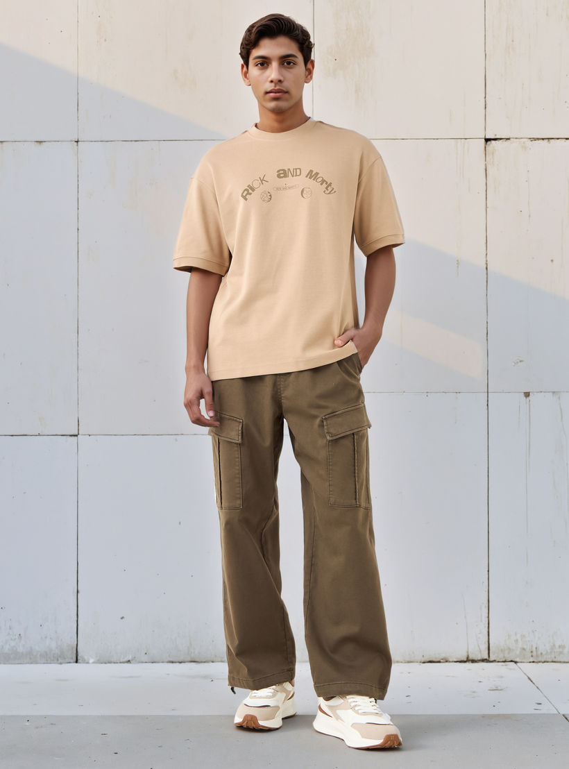 تيشيرت بياقة مستديرة وأكمام قصيرة وطبعات ريك آند مورتي بقصّة مريحة للرجال-men-clothing-tshirtsandpolos-tshirts-image-1