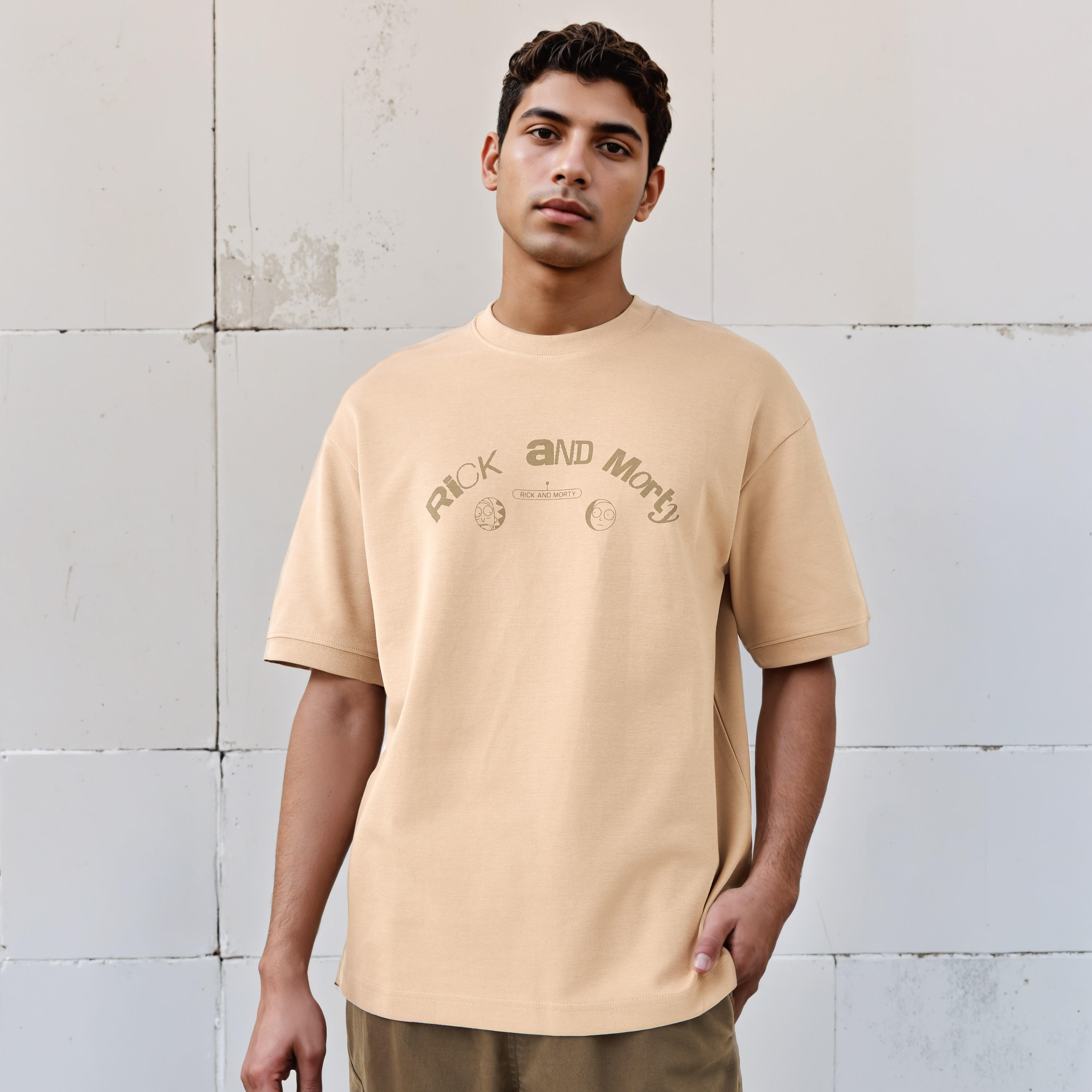 تيشيرت بياقة مستديرة وأكمام قصيرة وطبعات ريك آند مورتي بقصّة مريحة للرجال-men-clothing-tshirtsandpolos-tshirts-image-2