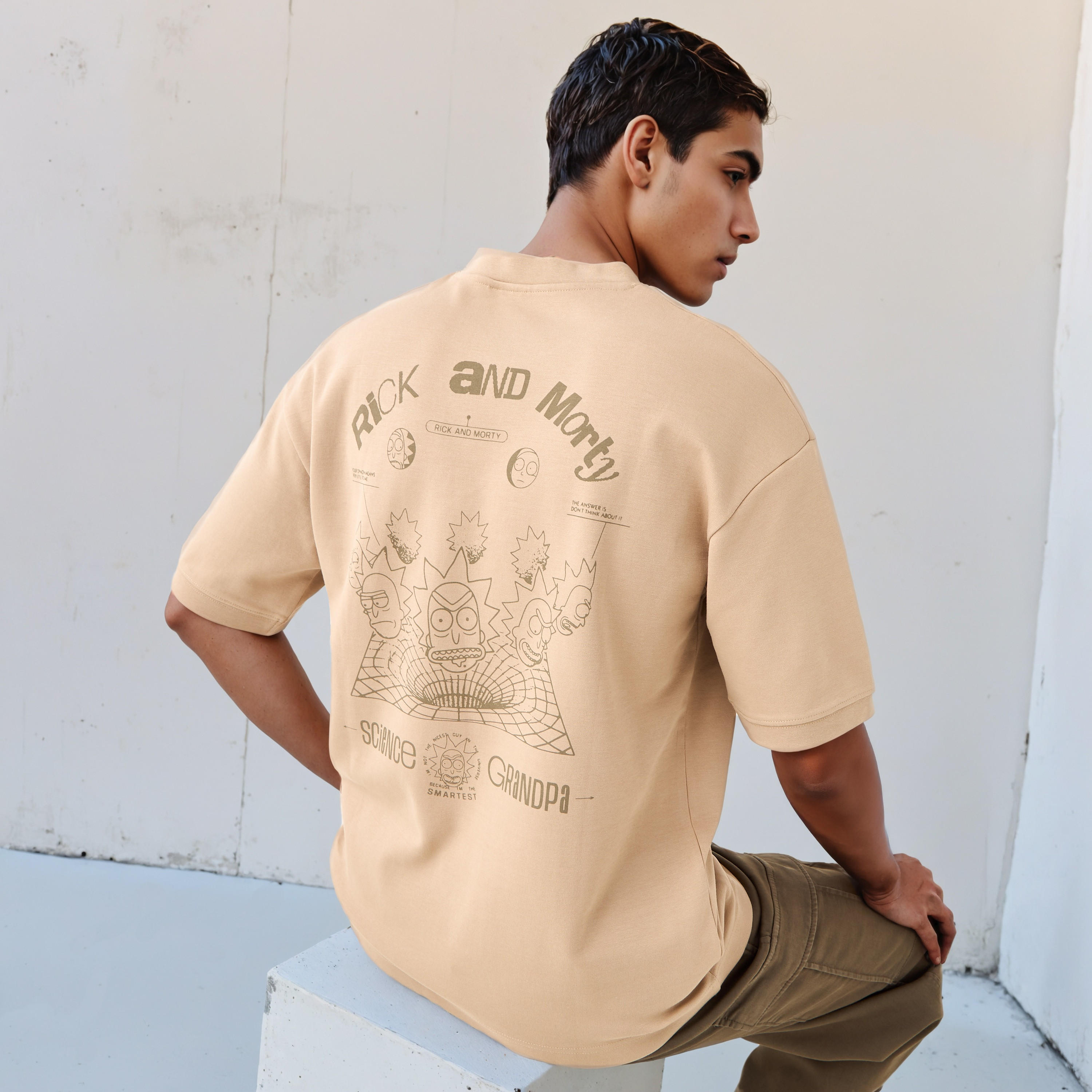 تيشيرت بياقة مستديرة وأكمام قصيرة وطبعات ريك آند مورتي بقصّة مريحة للرجال-men-clothing-tshirtsandpolos-tshirts-image-5