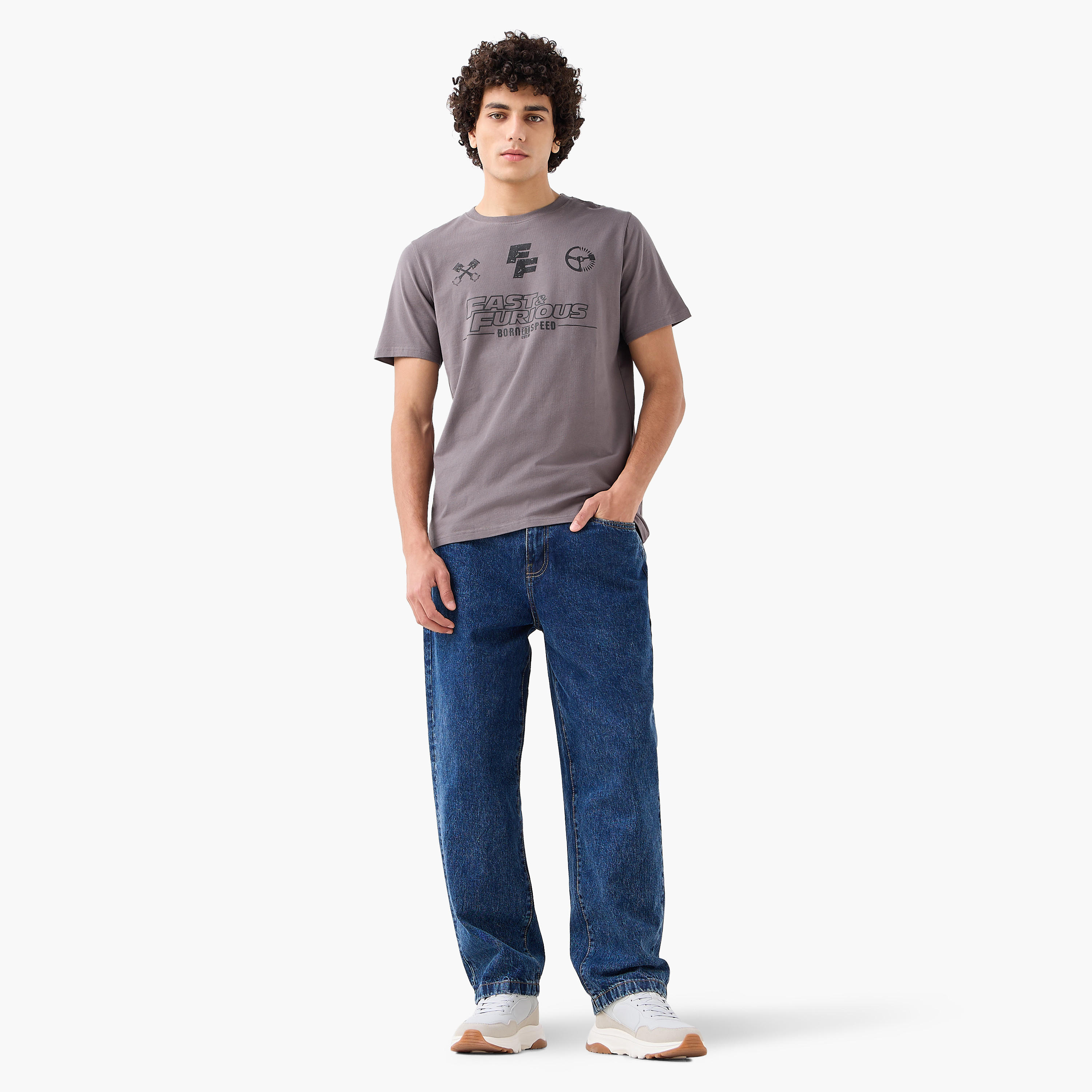 تيشيرت بقصة عادية وياقة مستديرة وأكمام قصيرة بطبعات فاست آند فيوريوس للرجال-men-clothing-tshirtsandpolos-tshirts-image-2