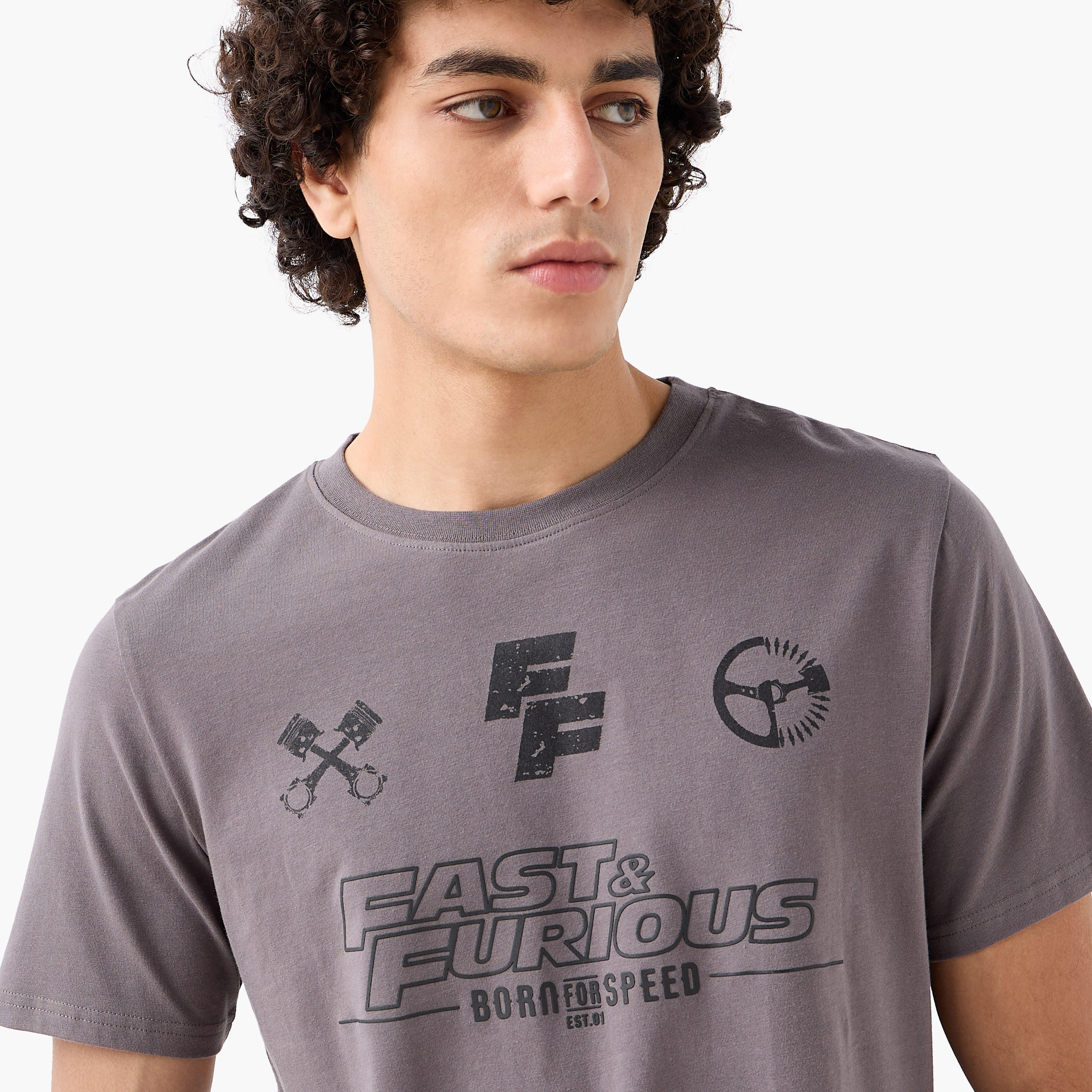 تيشيرت بقصة عادية وياقة مستديرة وأكمام قصيرة بطبعات فاست آند فيوريوس للرجال-men-clothing-tshirtsandpolos-tshirts-image-4