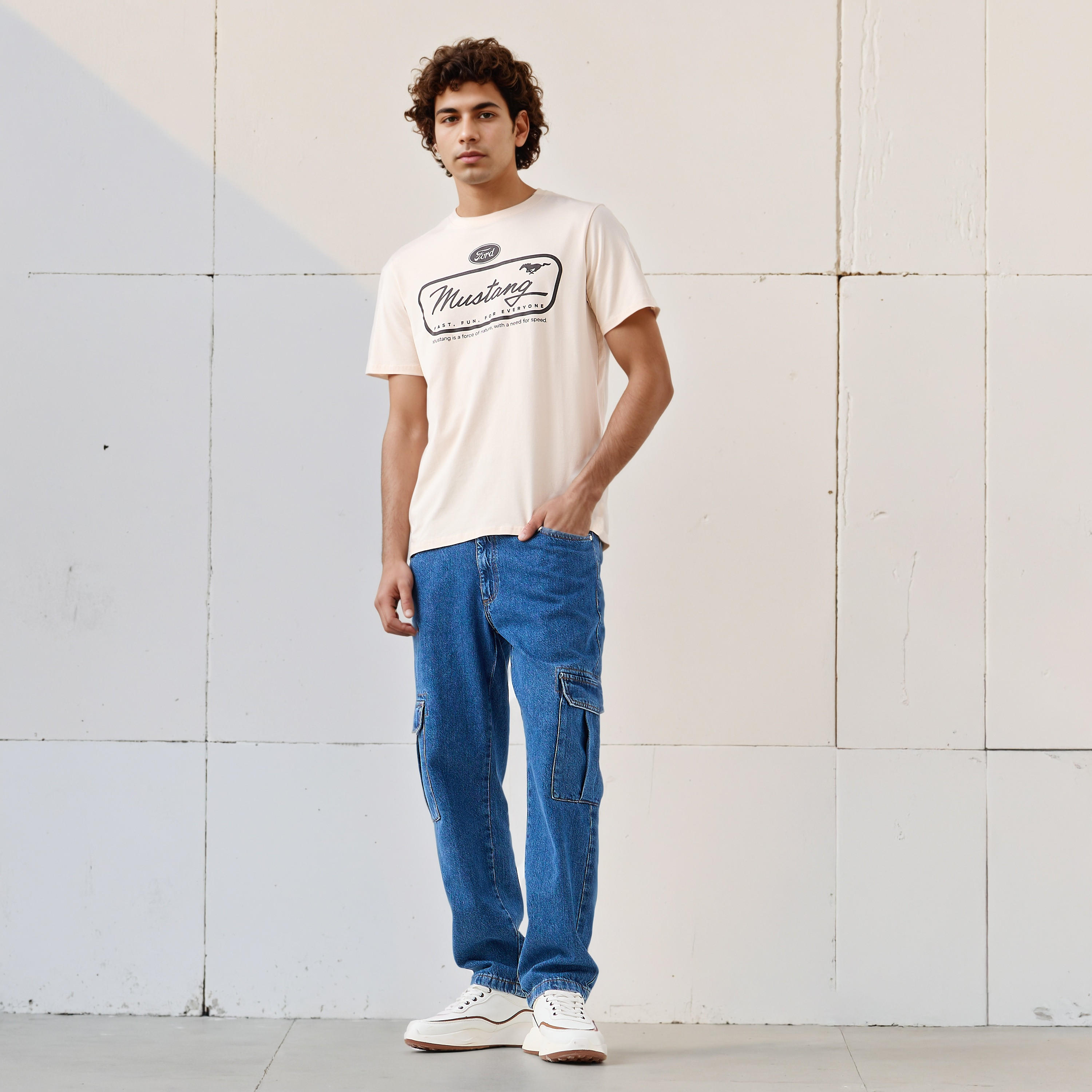 تيشيرت رجالي بطبعات فورد موستانج وقصة عادية وأكمام قصيرة وياقة ضيقة-men-clothing-tshirtsandpolos-tshirts-image-2