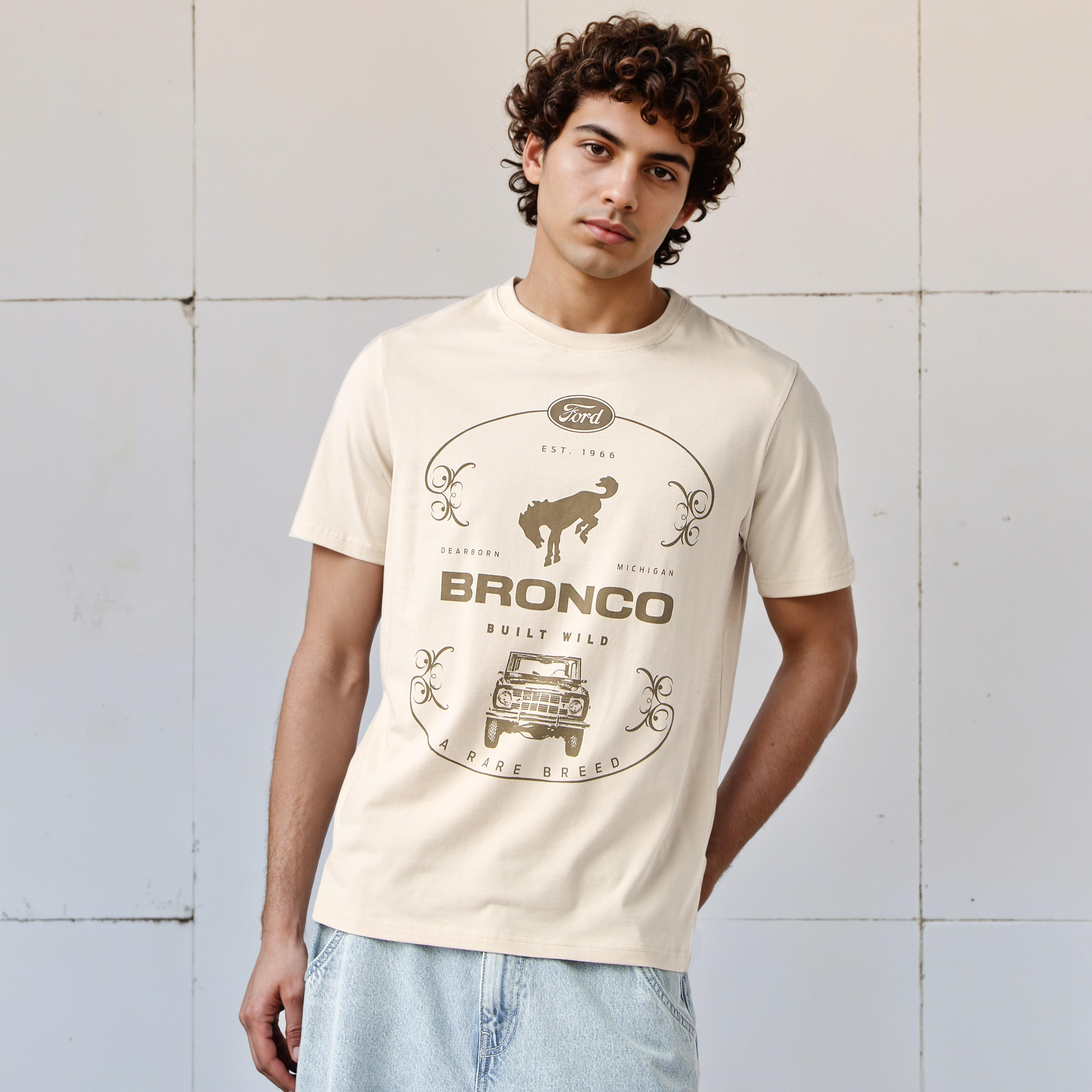 تيشيرت بياقة ضيقة وطبعات-men-clothing-tshirtsandpolos-tshirts-image-5