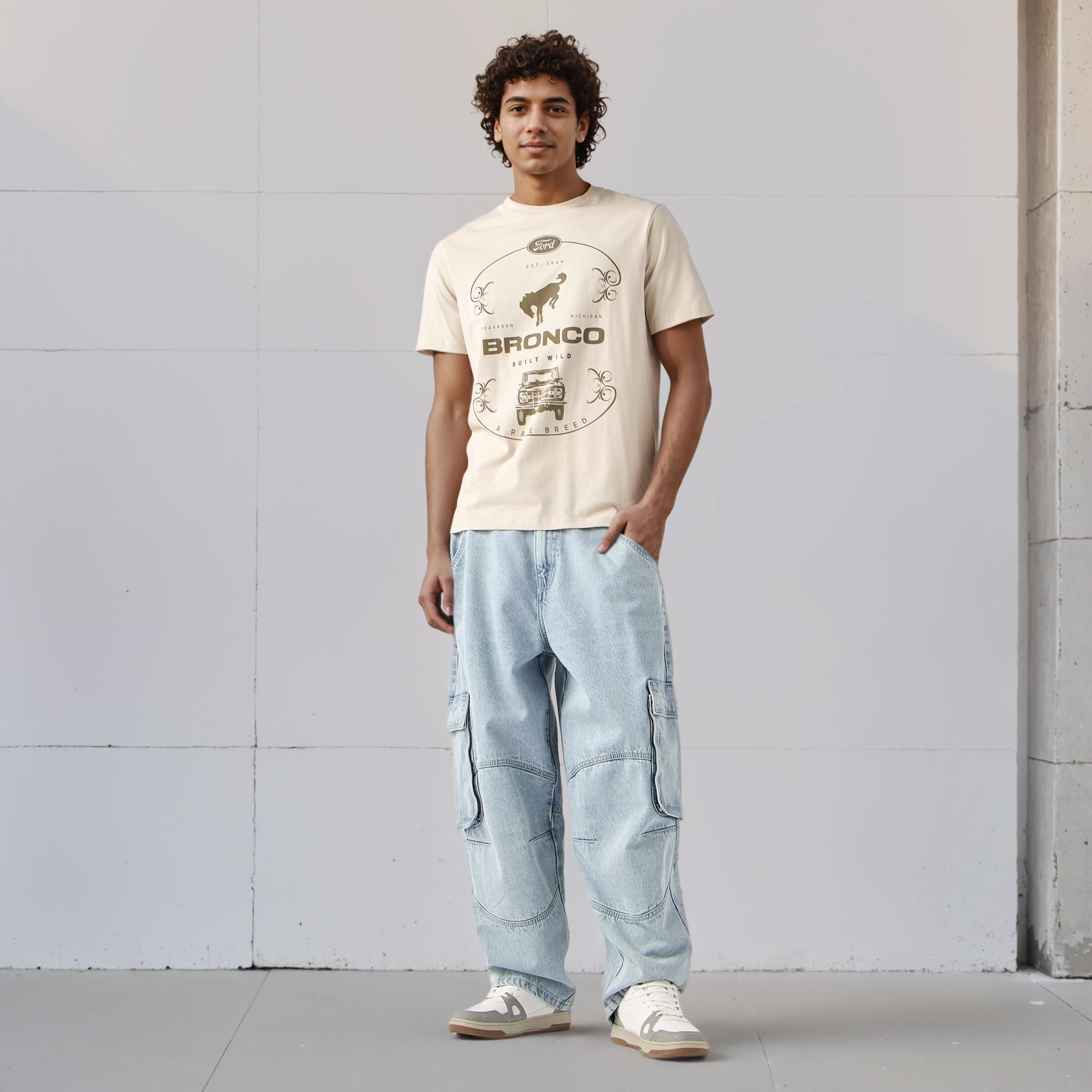 تيشيرت بياقة ضيقة وطبعات-men-clothing-tshirtsandpolos-tshirts-image-4