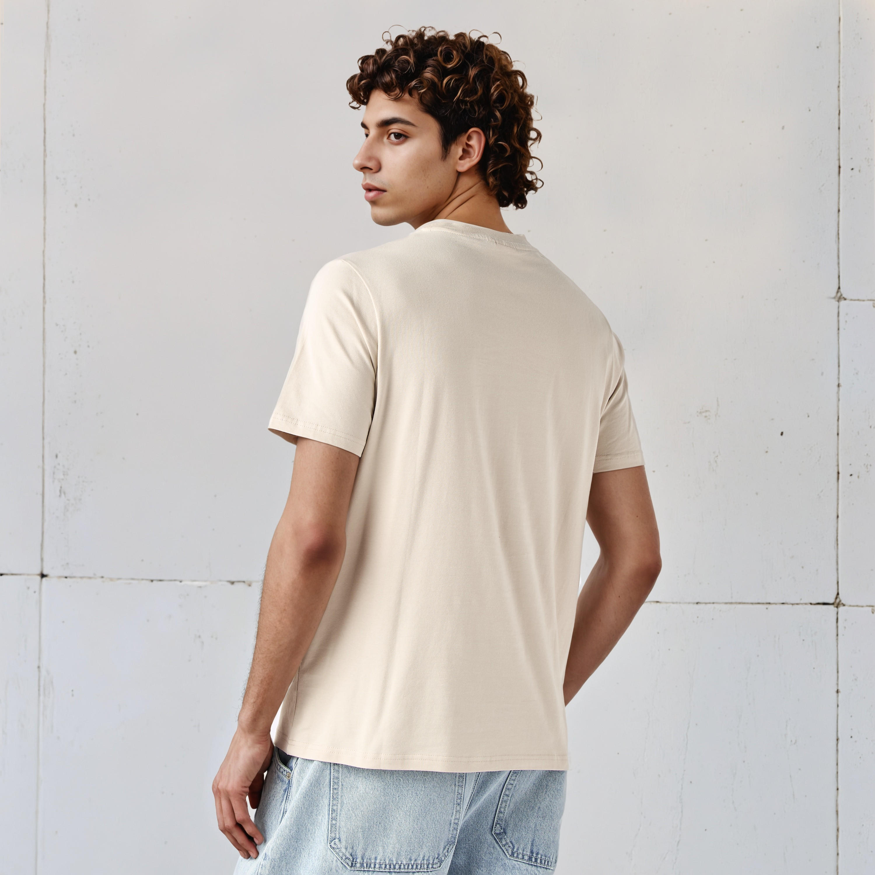 تيشيرت بياقة ضيقة وطبعات-men-clothing-tshirtsandpolos-tshirts-image-3
