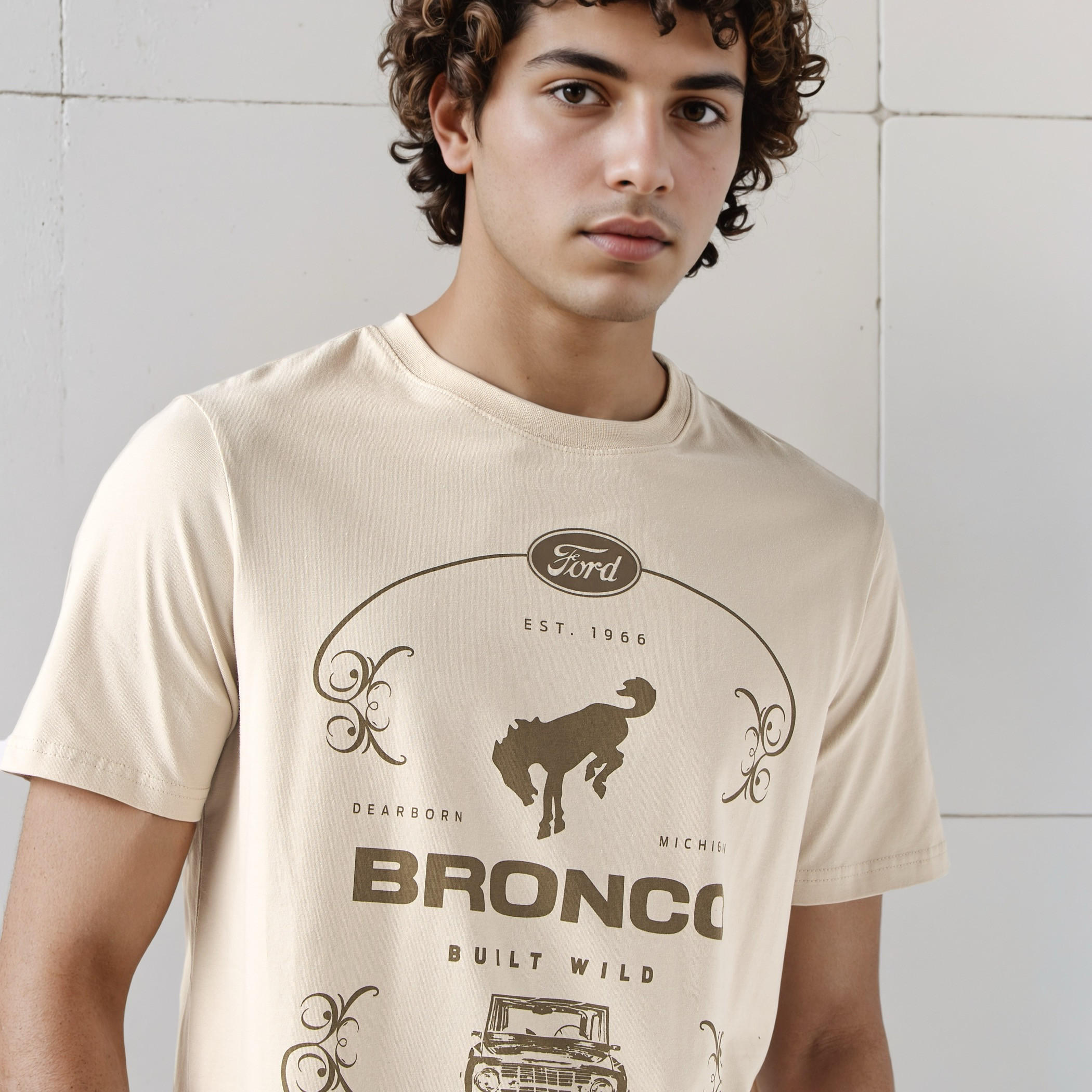 تيشيرت بياقة ضيقة وطبعات-men-clothing-tshirtsandpolos-tshirts-image-2