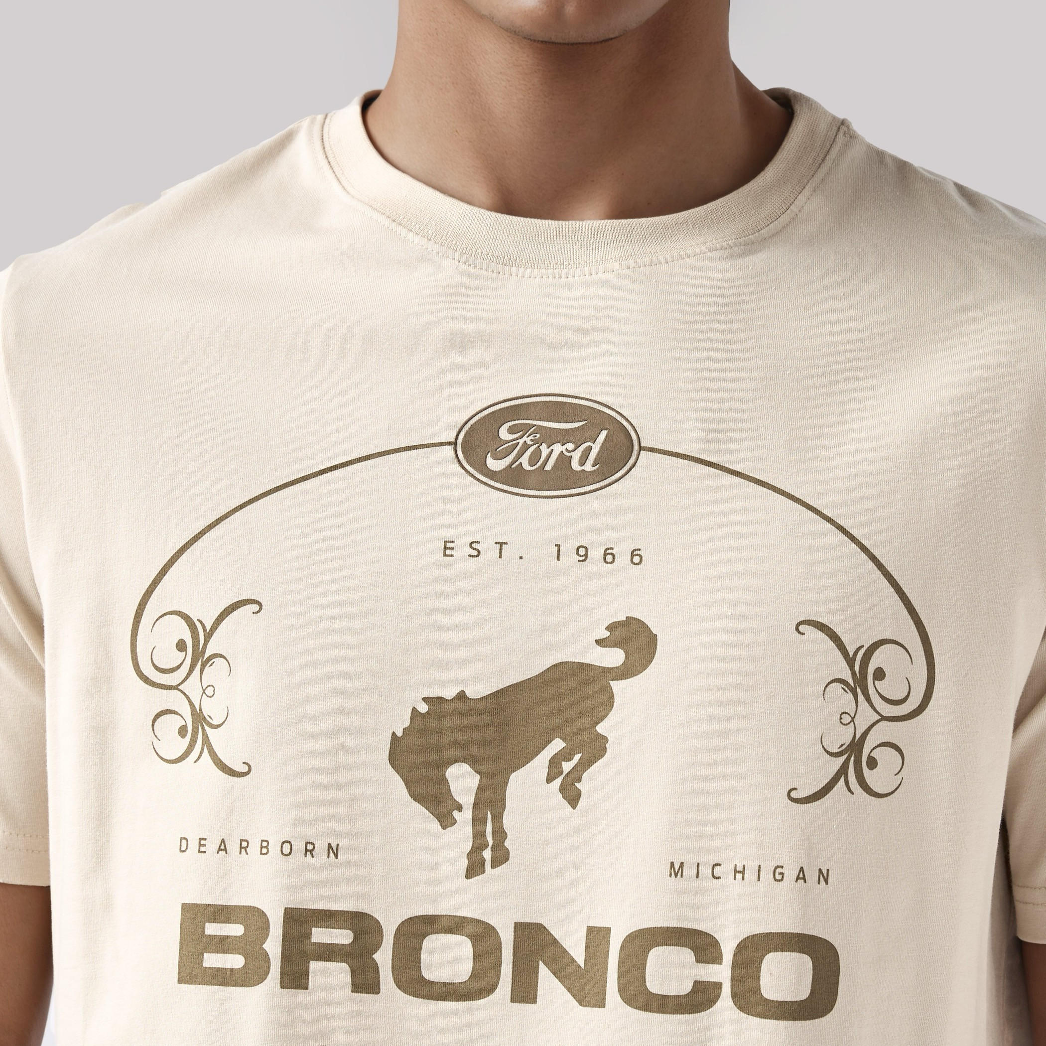 تيشيرت بياقة ضيقة وطبعات-men-clothing-tshirtsandpolos-tshirts-image-1