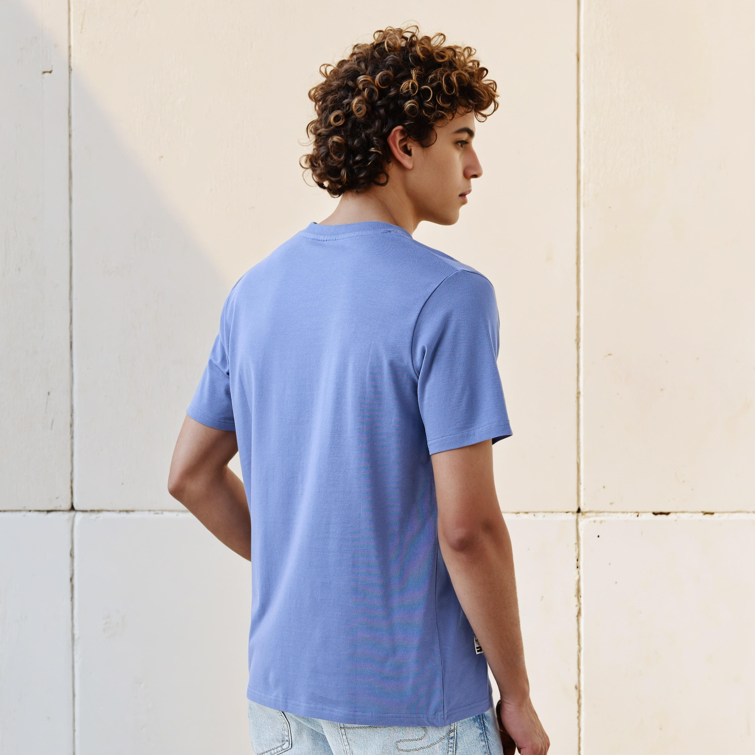 تيشيرت بطبعات وبياقة ضيقة وأكمام قصيرة وقصة عادية للرجال-men-clothing-tshirtsandpolos-tshirts-image-3